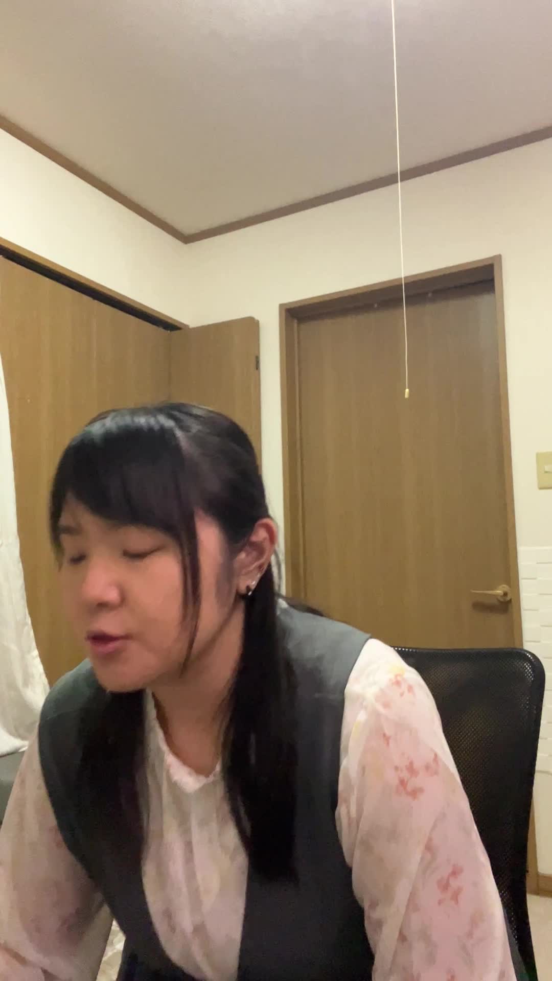 椅子から立ち上がり、手を軽く伸ばしながら「次の課題に進もう」と自信を持つ姿