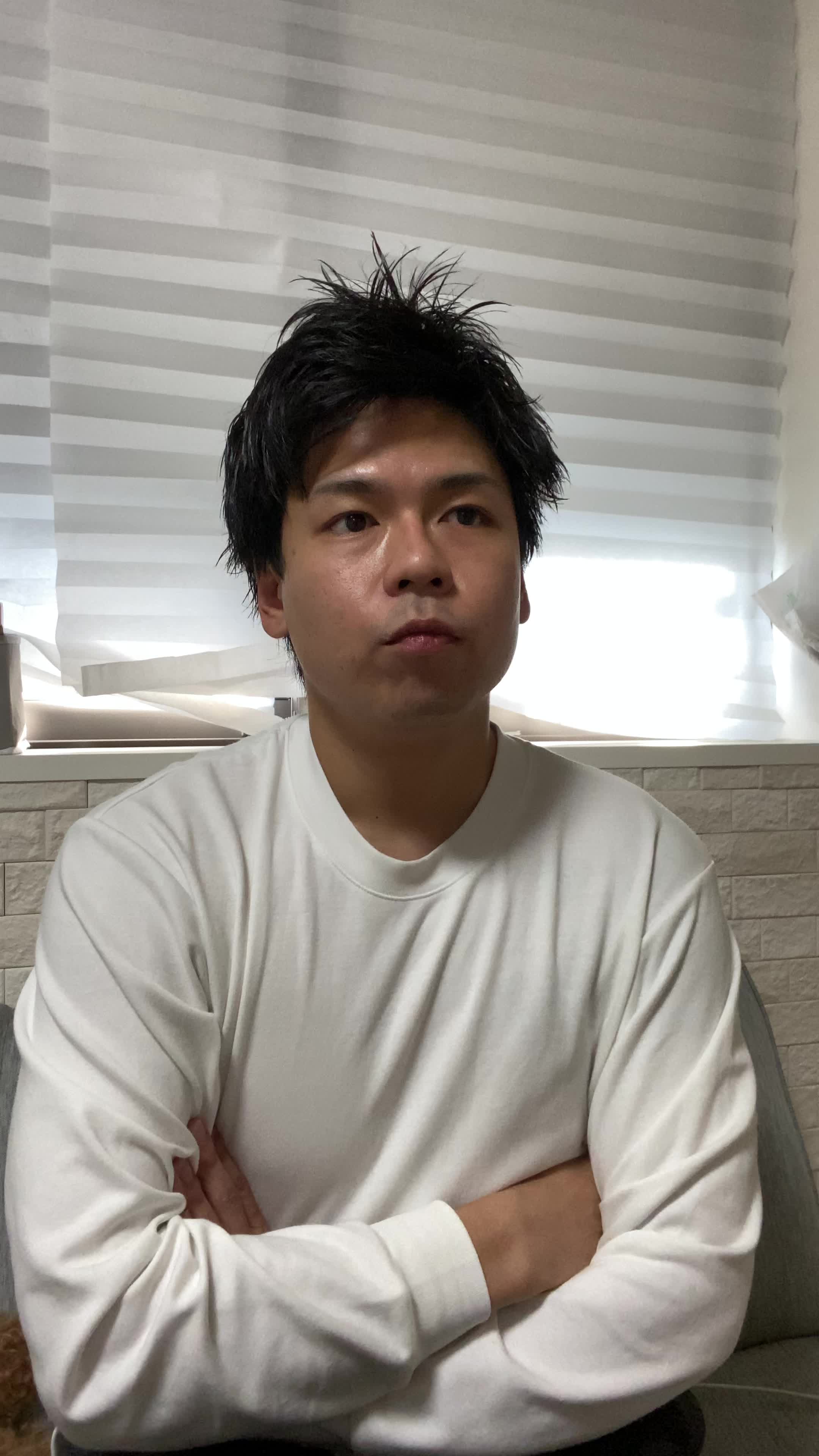 椅子に浅く腰掛け、「これで大丈夫だろうか」と自問自答する真剣な表情