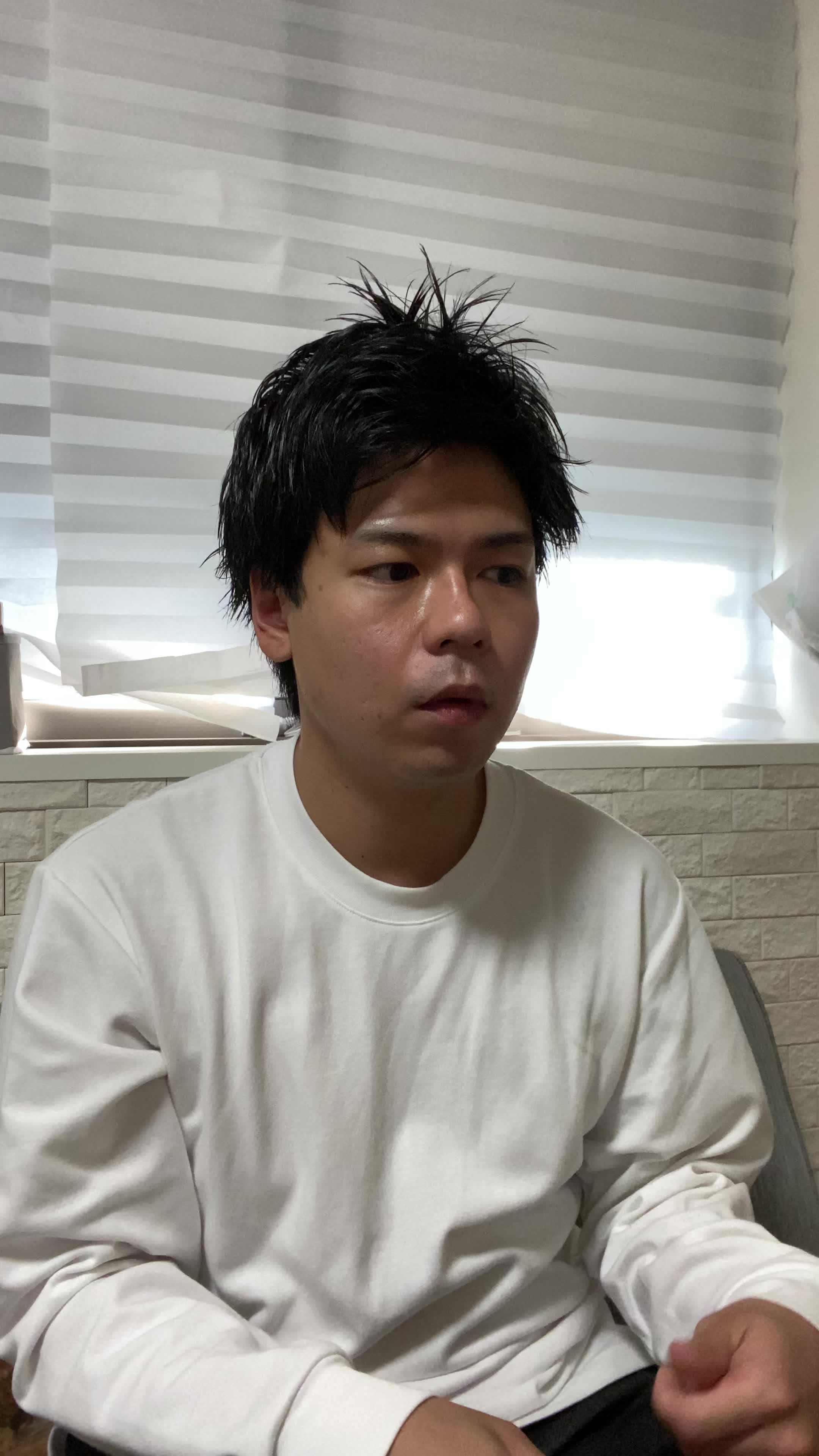 椅子から立ち上がり、「匂いの変化を自分で確かめて微笑む」動作