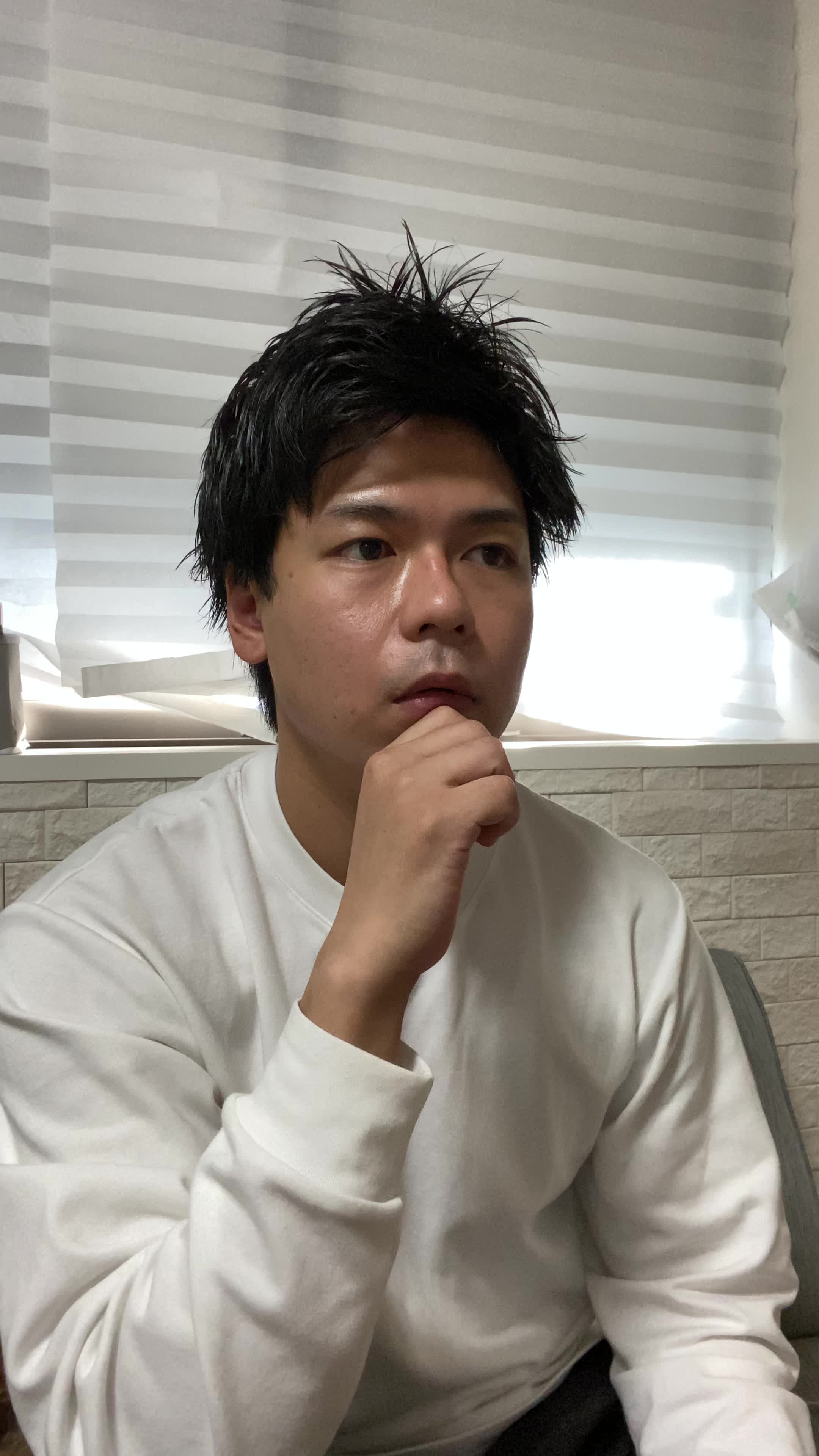 ソファで友達と話しながら、「自分の匂いに気を遣っている」様子をさりげなく見せる仕草
