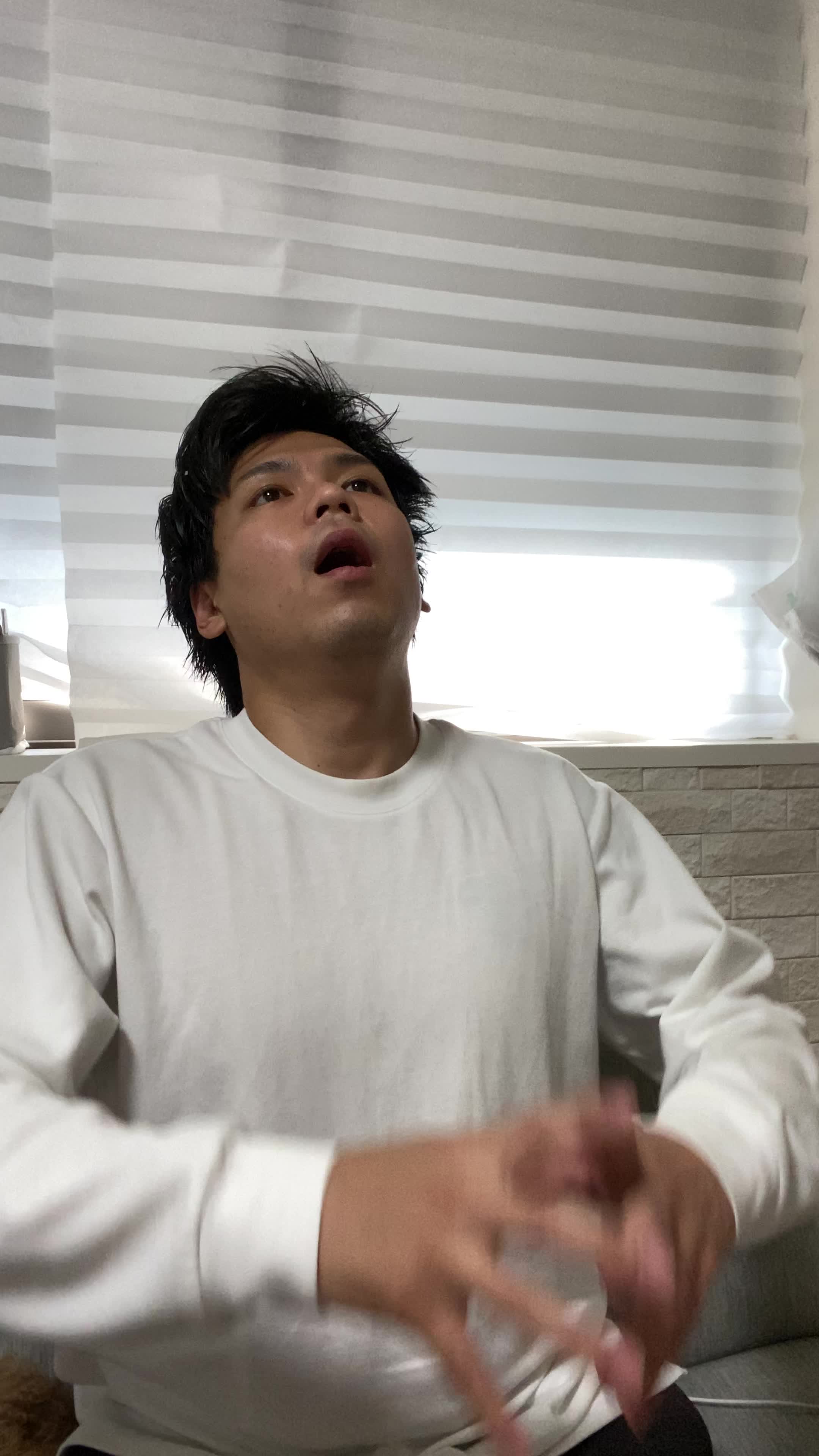 ソファでリラックスしながら、「これで安心して外出できる！」とホッとする表情