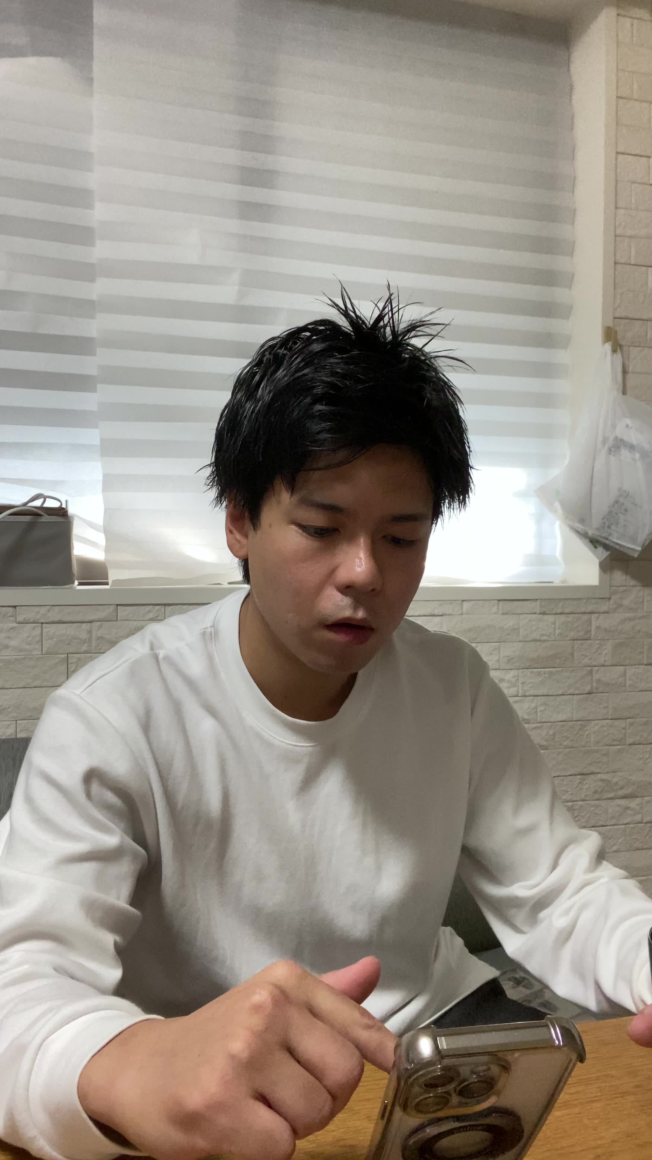 テーブルで水を飲みながら、「次の体臭ケアアイテムを選ぶ」リラックスした表情