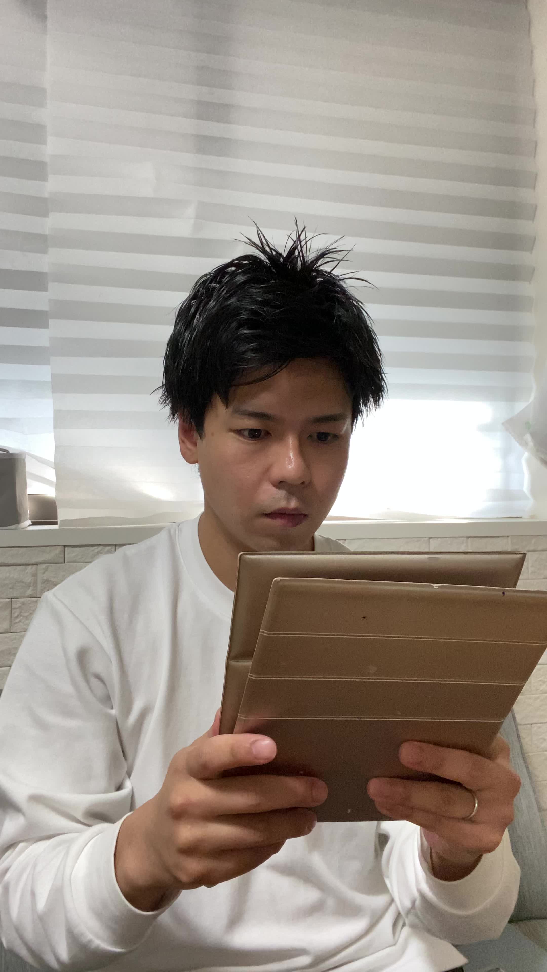 テーブルで鏡を見ながら、「体臭ケア後の自分に自信を持つ」満足げな表情