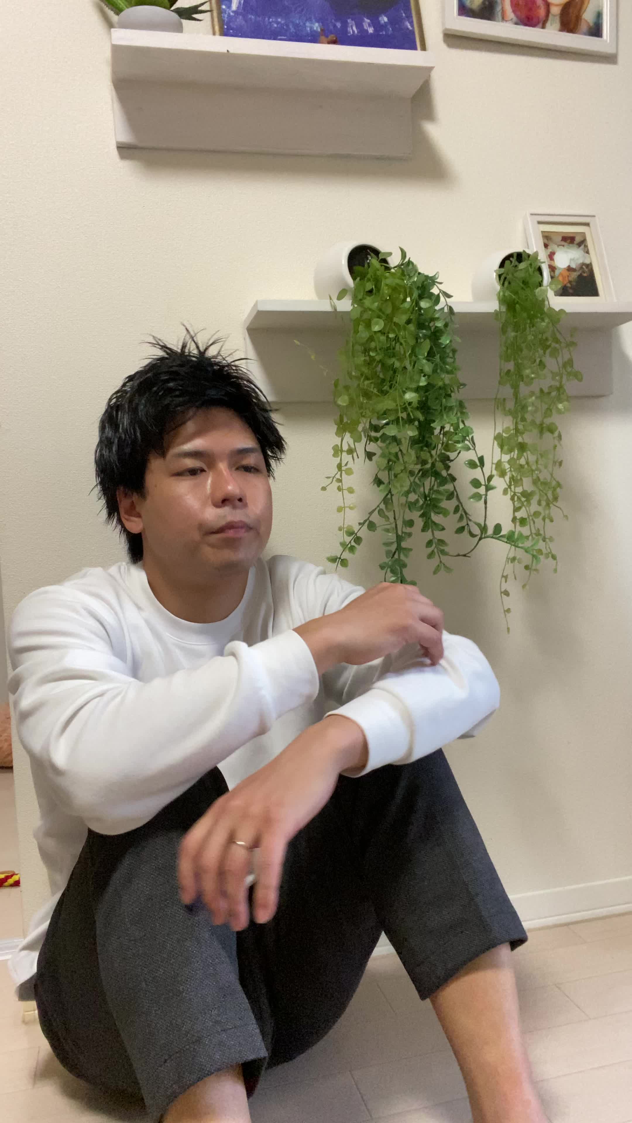 床で膝を抱え、「これが本当に効くのかな」と悩む様子