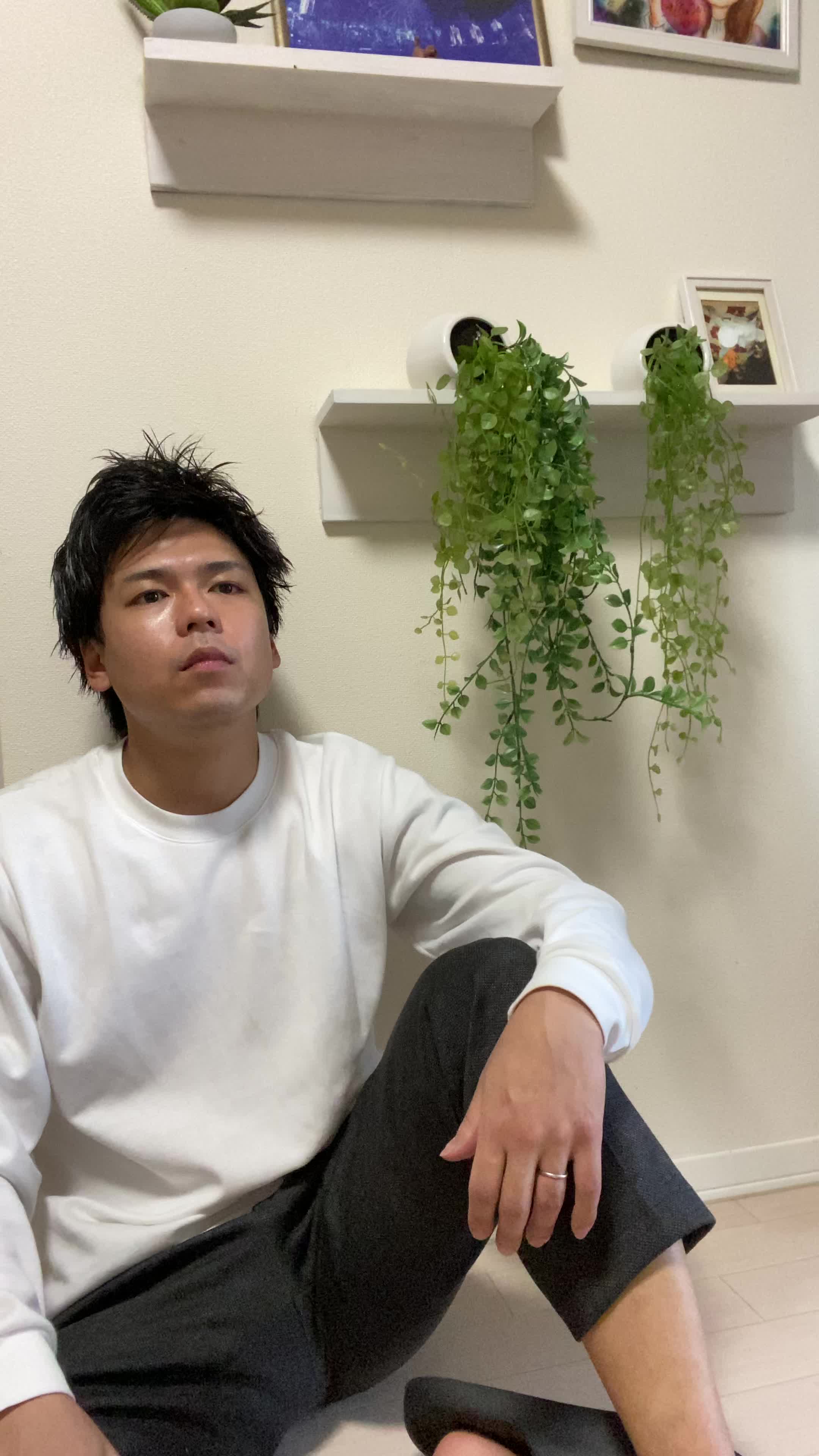 床でスマホを持ちながら、「これを使えば変わるかも！」と期待する動作