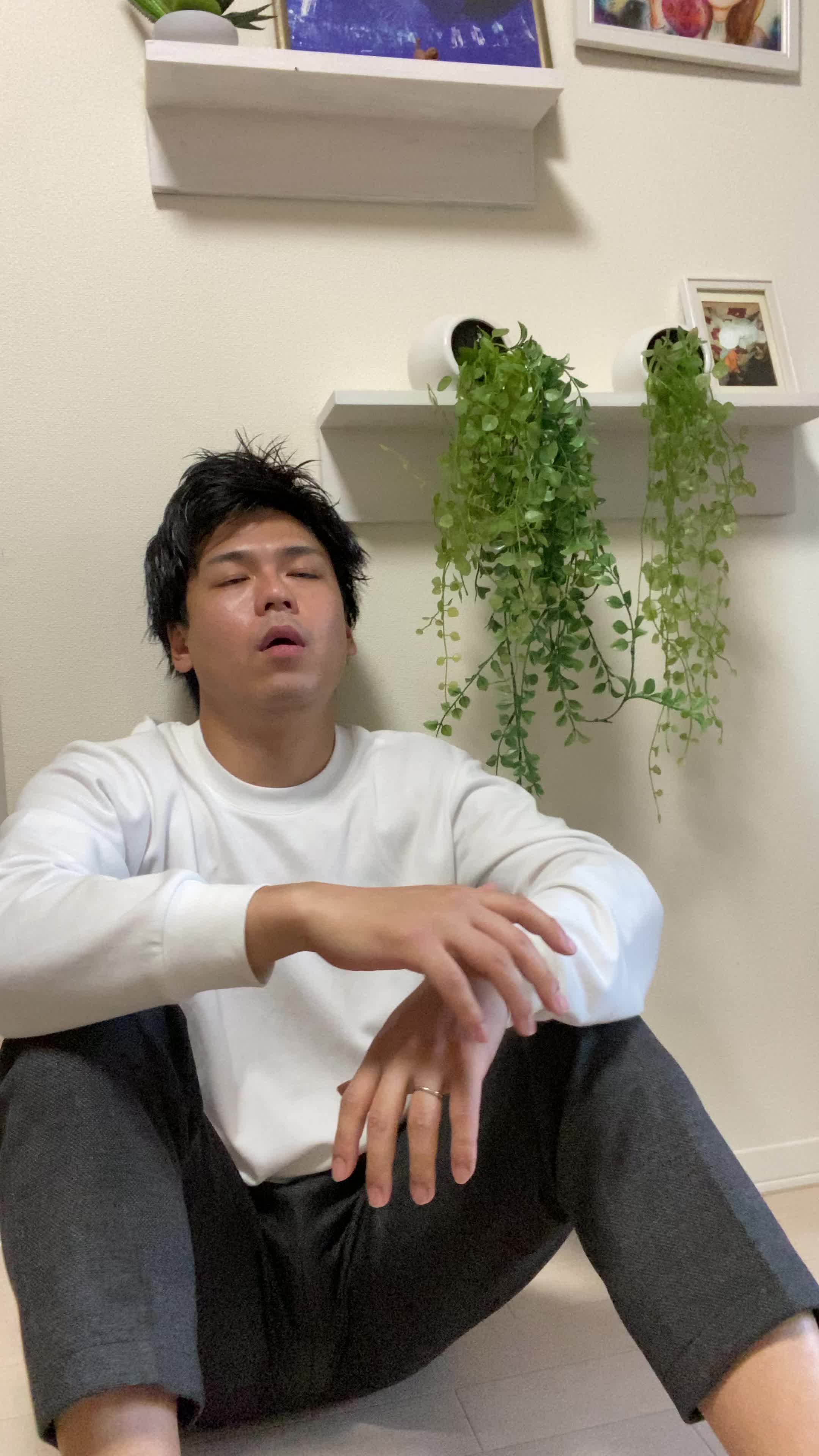 床で膝を立てて座り、「体臭が気にならない生活がどんな感じか想像する」微笑む姿