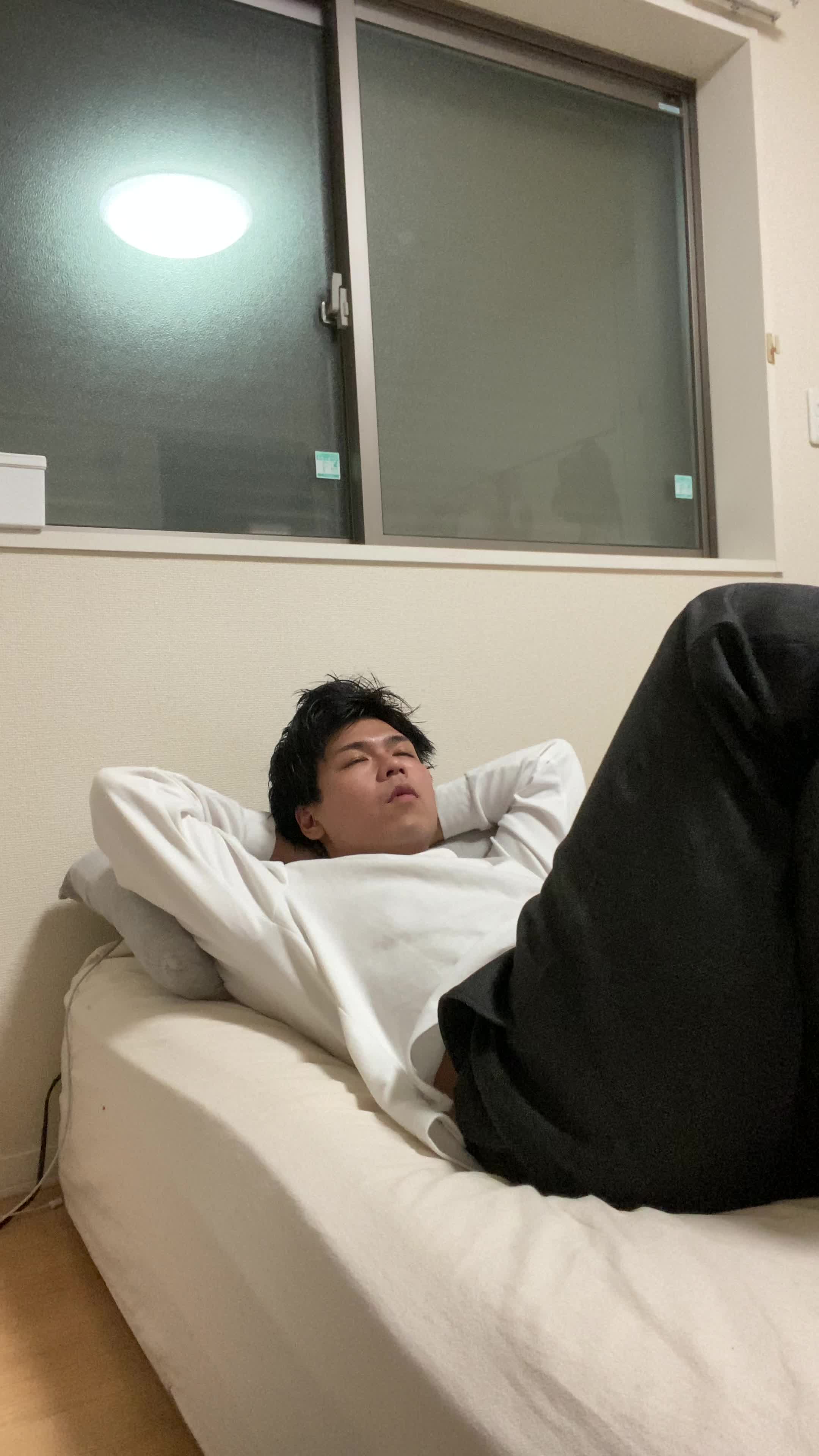 ベッドで横になり、「次の会議の前にどう対策しよう」と少し不安げな顔を見せる姿