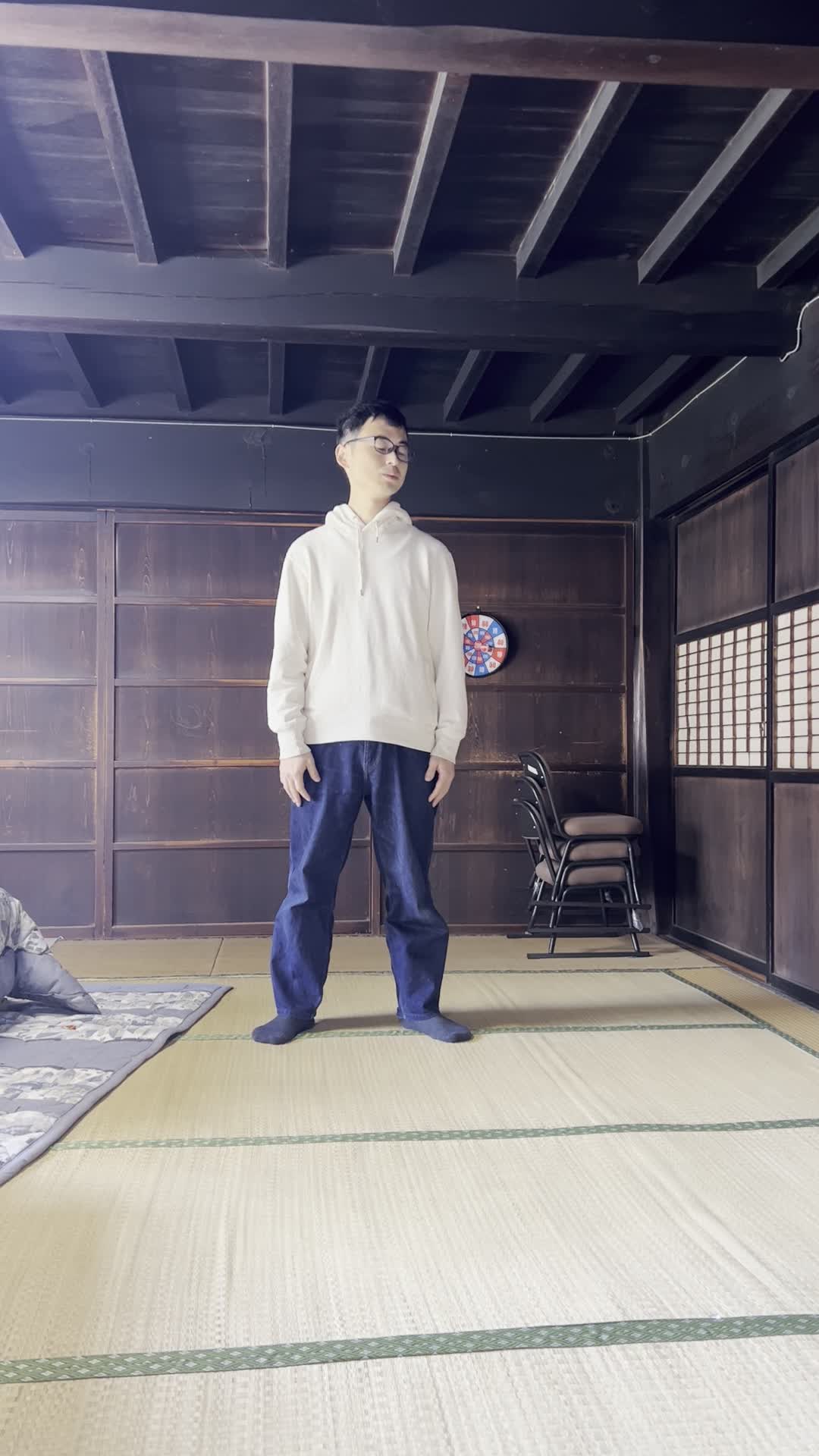 部屋をぐるっと見回して、頷きながら考え込む表情を見せる