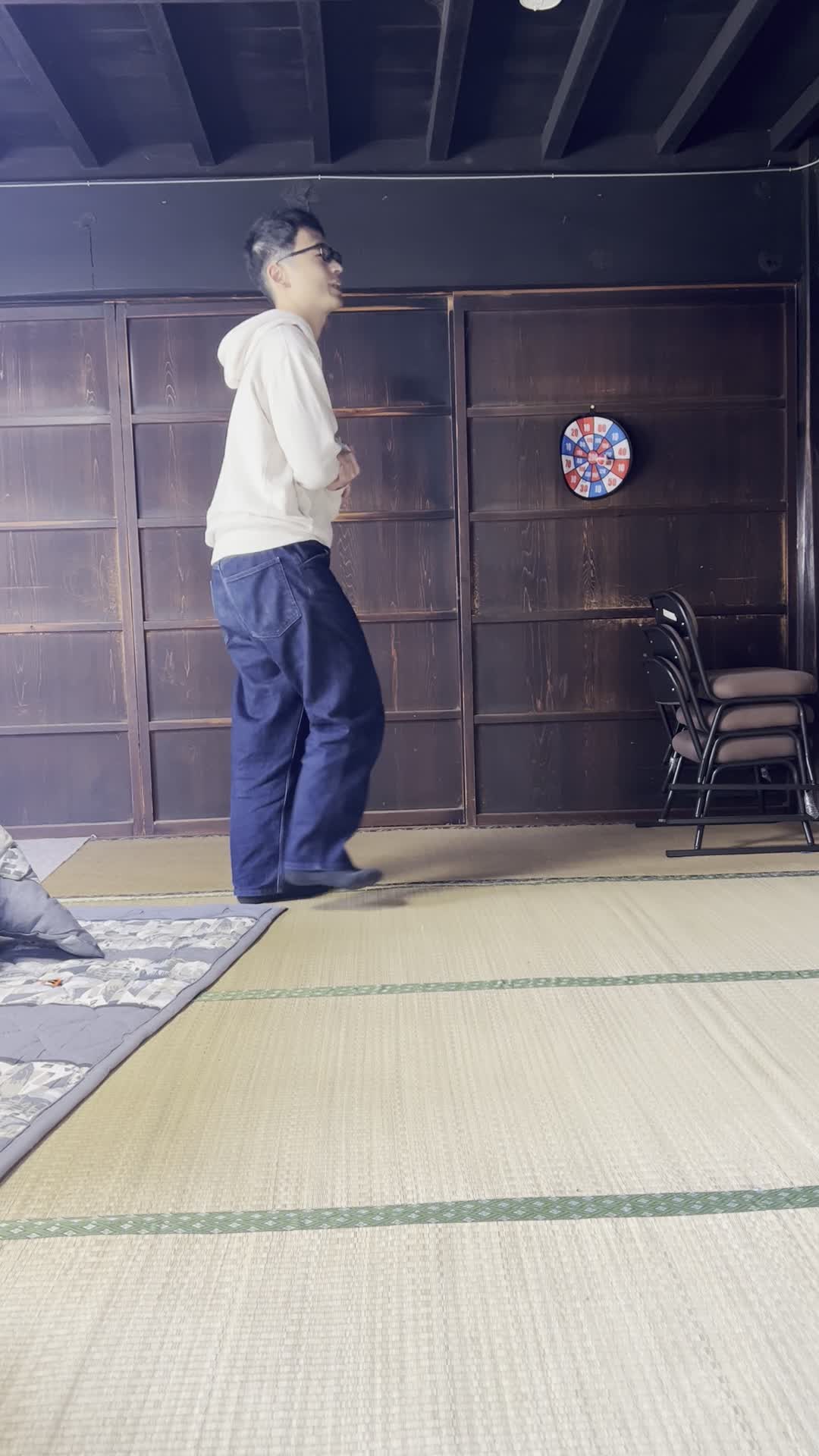 部屋を歩き回りながら時折立ち止まって考え込む表情