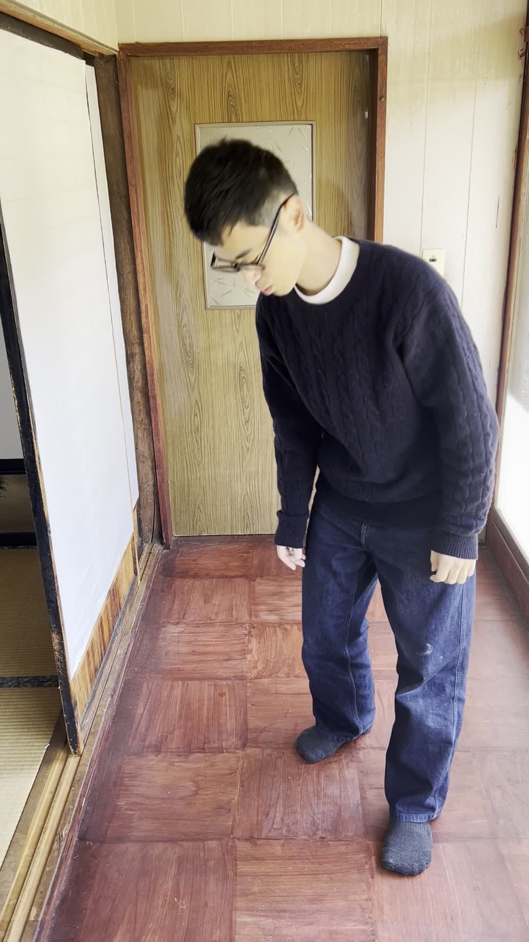 軽くジャンプして床の反応を確認しているような動作