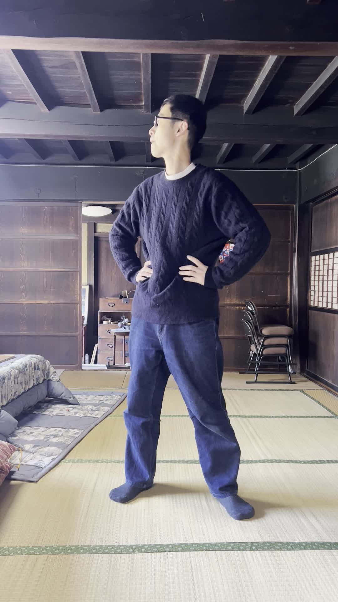 両手を腰に当てて部屋全体を眺め回している