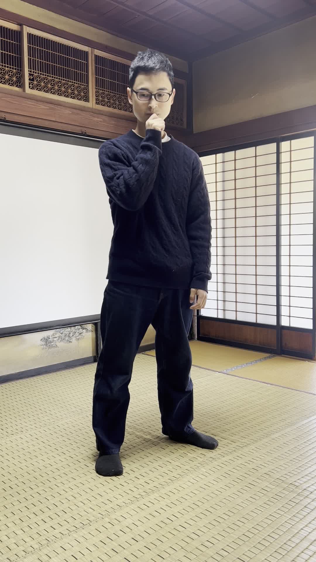 手を顎に当てて、考え込むように部屋を見回す