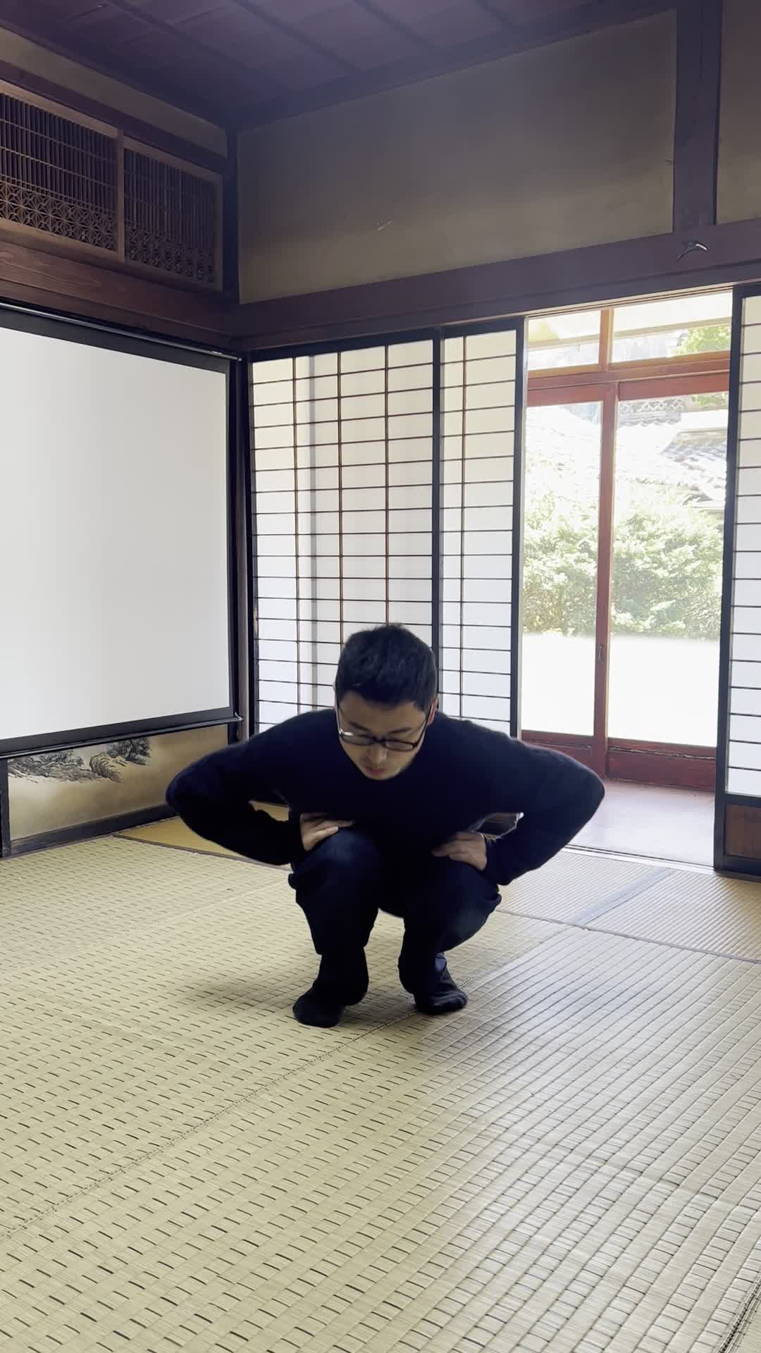 軽くストレッチをしながら部屋を見渡す