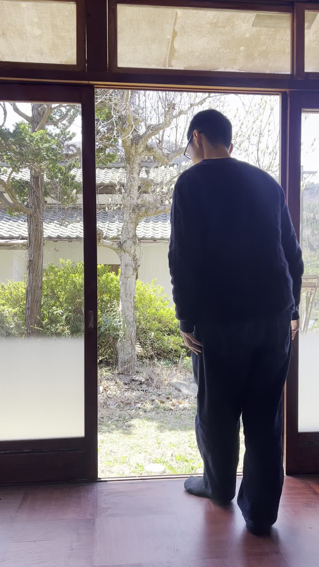 ドアを開けたまま外の方を覗き込む仕草