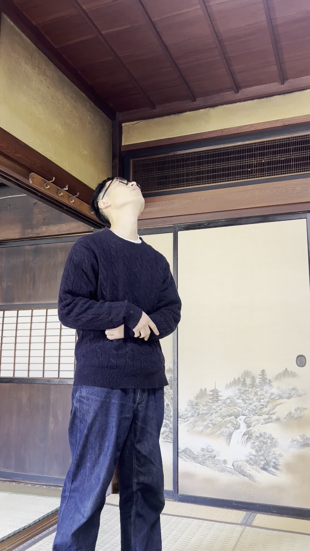 天井を見上げて目を細めるように眺めている