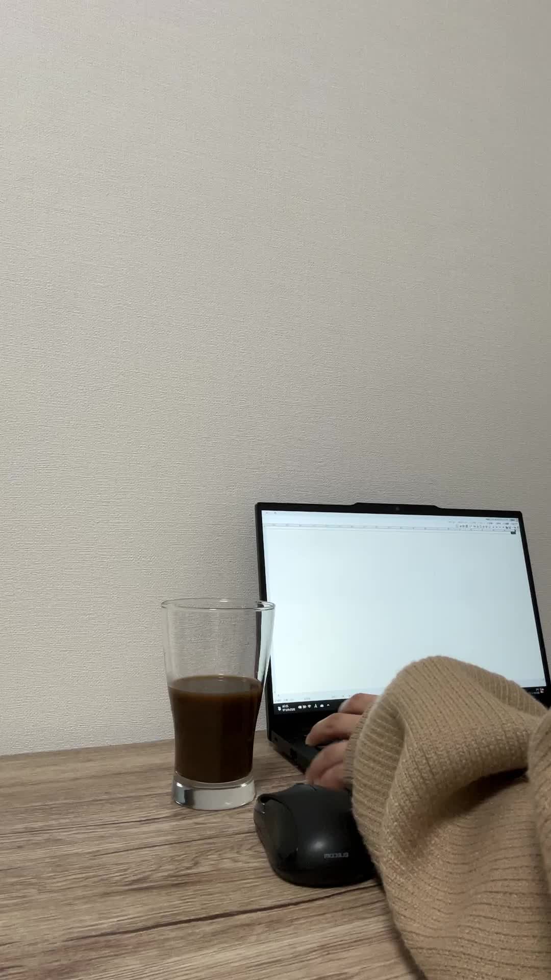 余裕を持ってコーヒーを淹れる手元