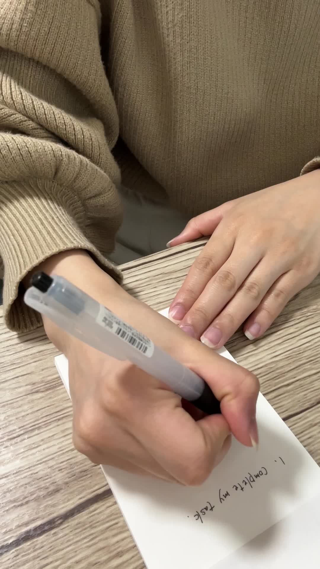 ノートにメモをとる手元