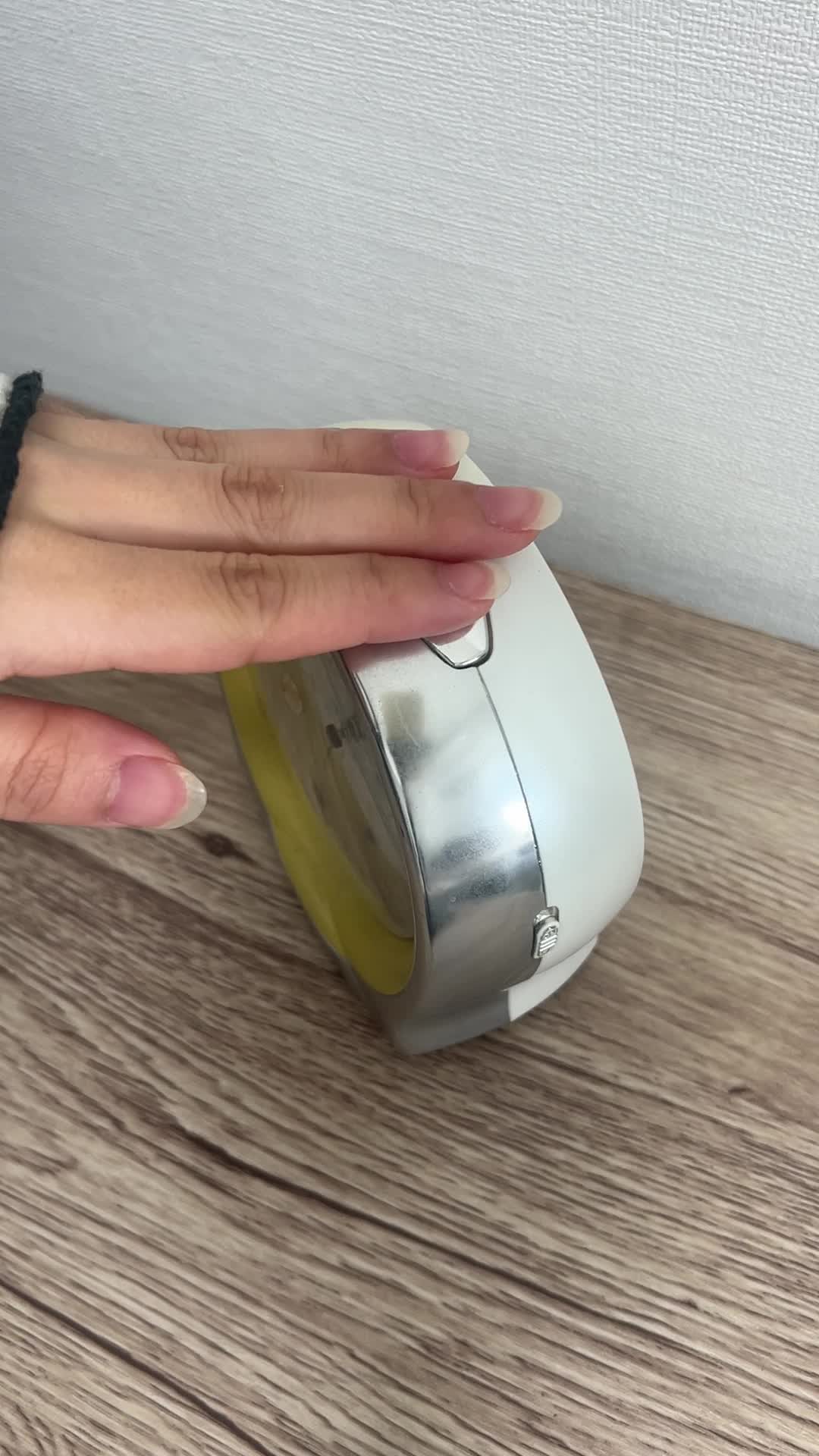 目覚め良く、目覚まし時計を止める手