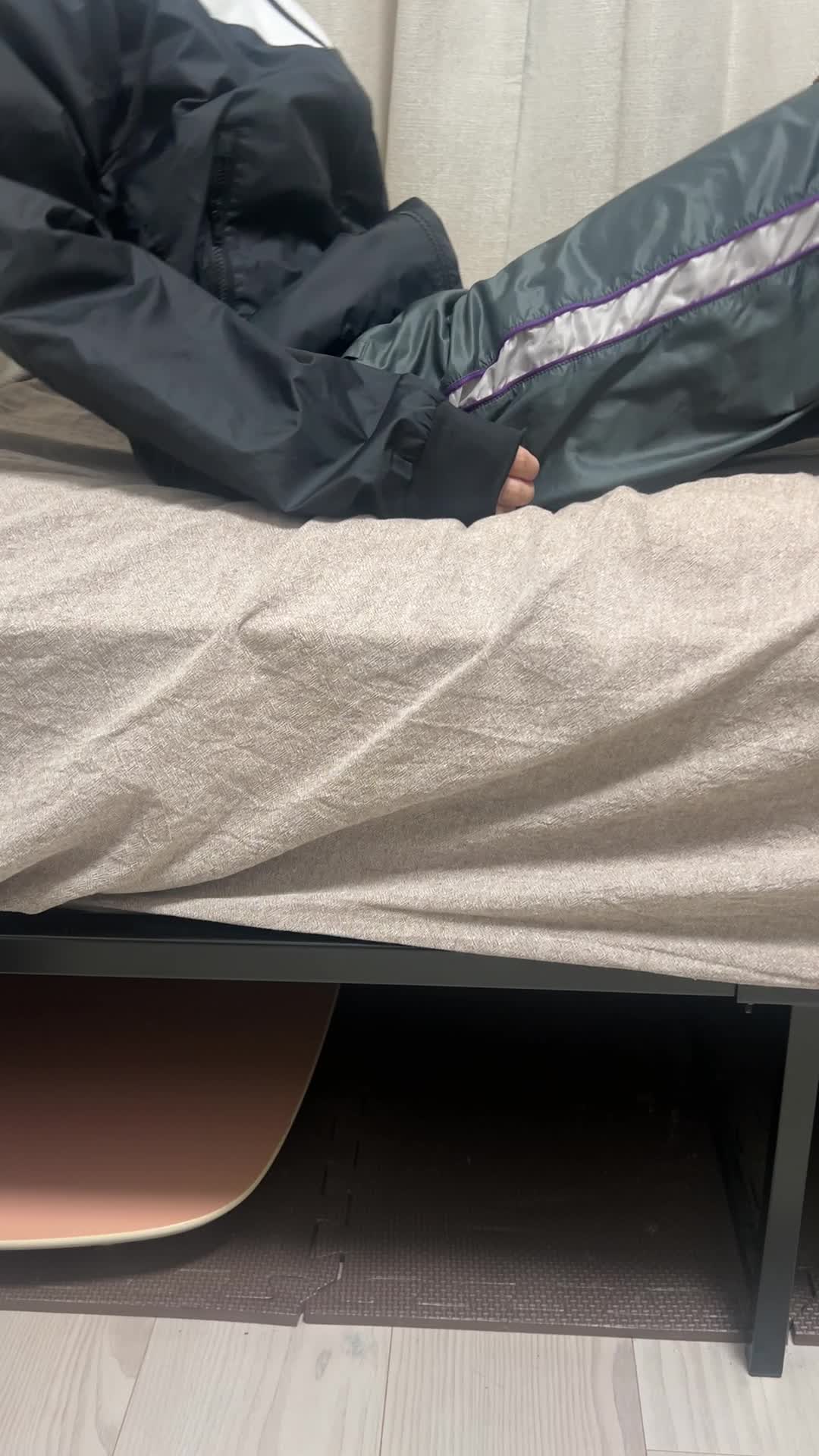 余裕を持ってベッドから足を出す足元
