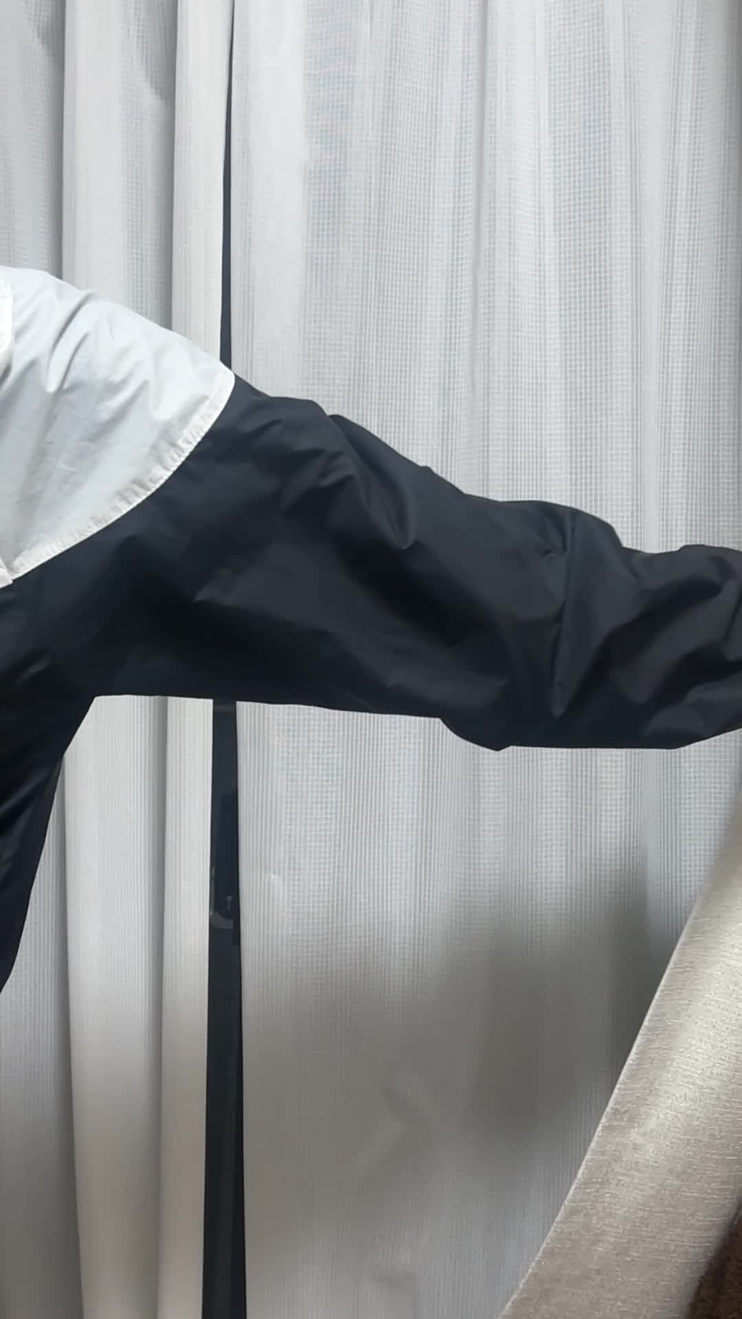 余裕を持ってカーテンを開ける手