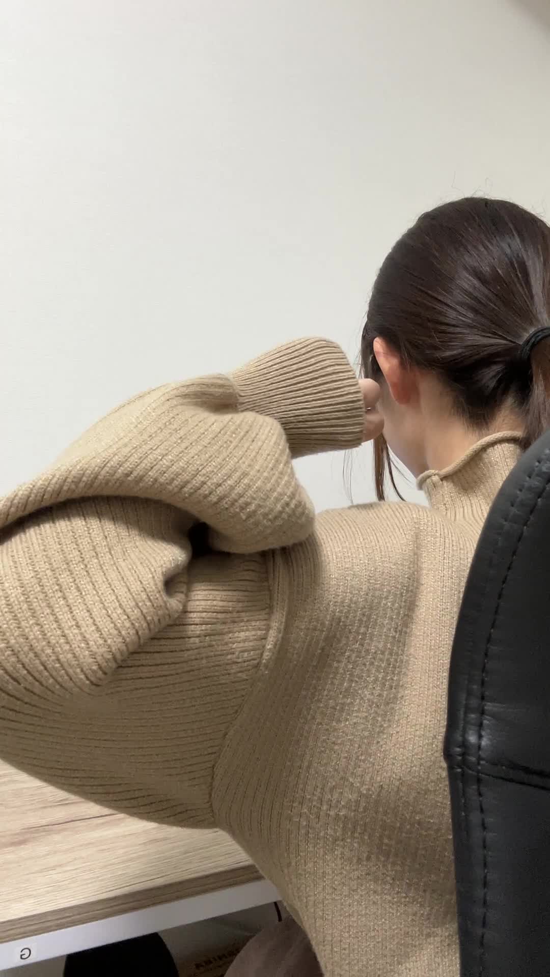 ストレッチをする後ろ姿