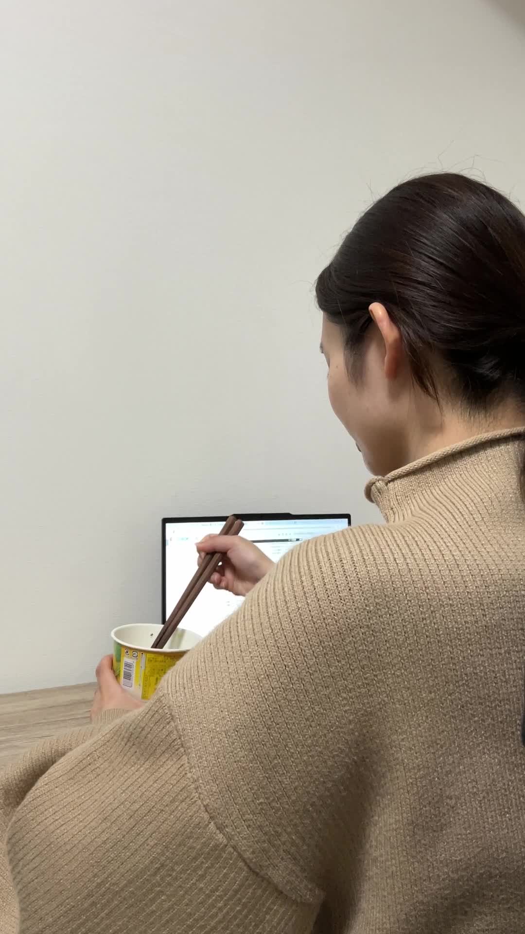 昼休憩に軽食を準備する手元