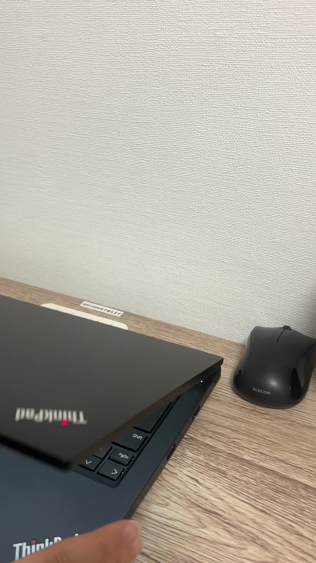 仕事終わりにPCを閉じる手元