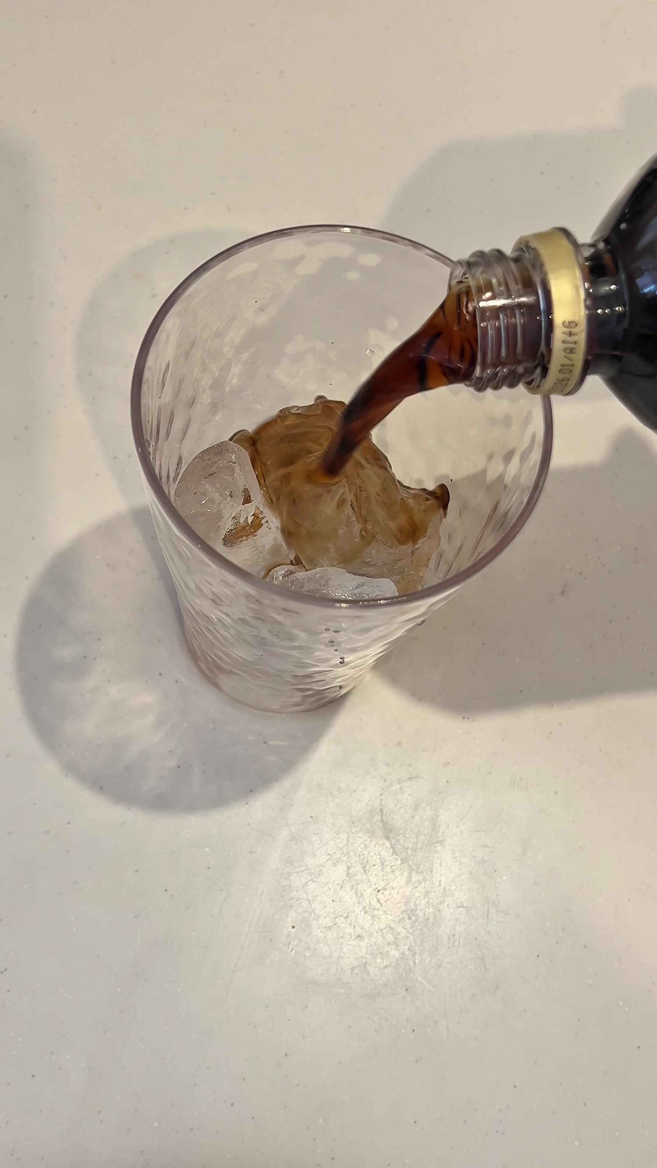 コーヒーを注ぐ手元