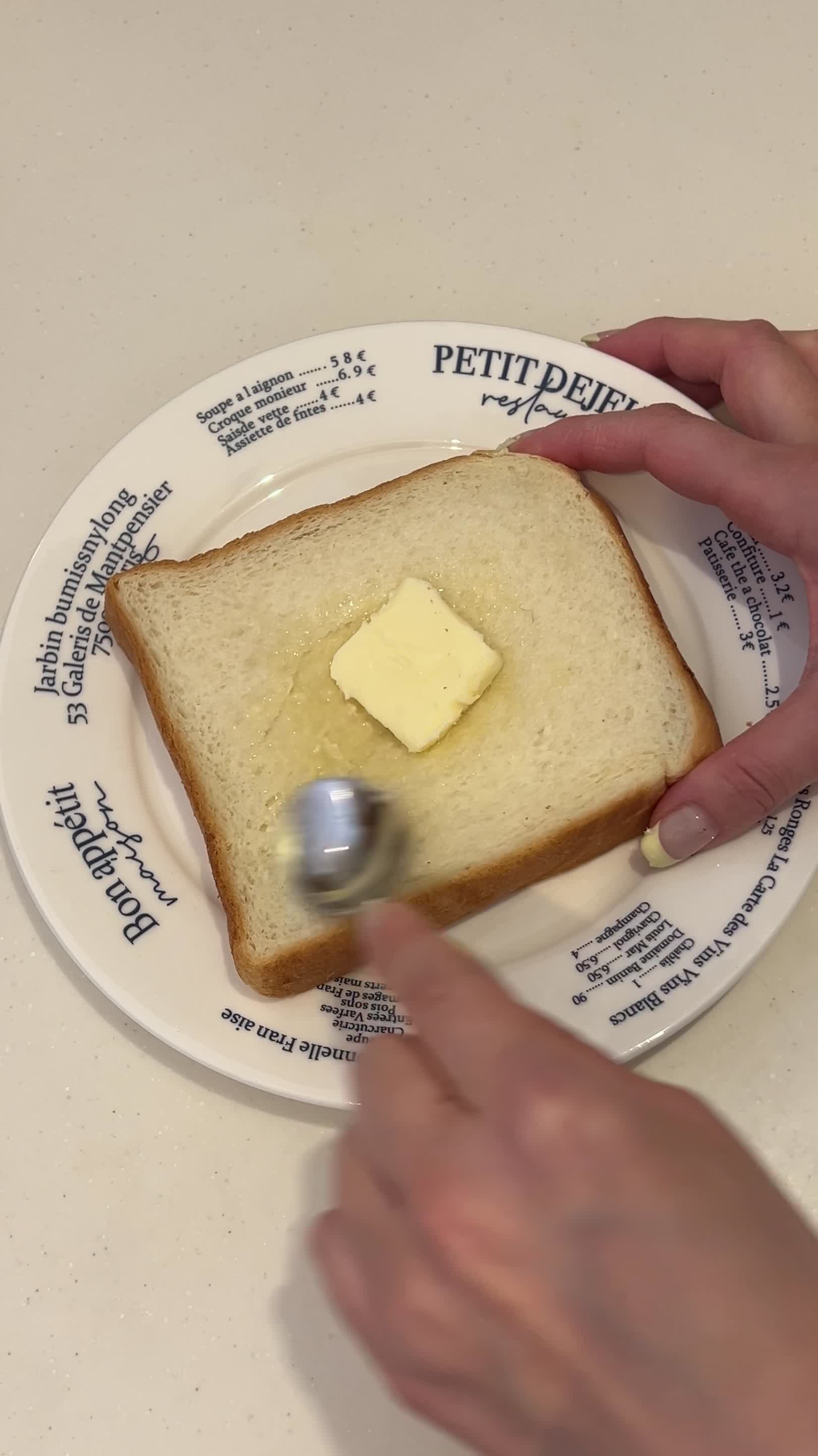 ゆっくりトーストにバターを塗る手元