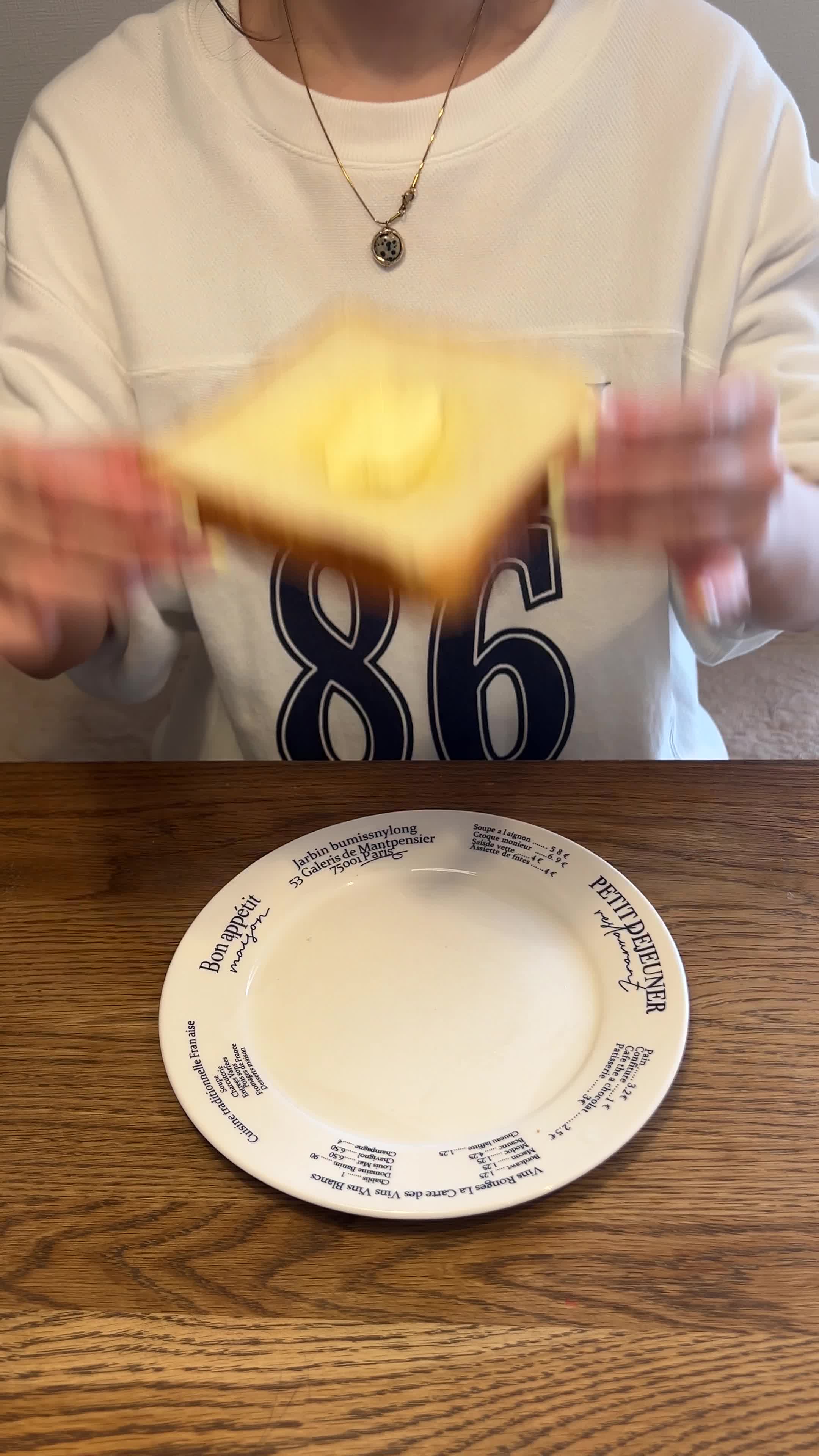 トーストを食べる手元
