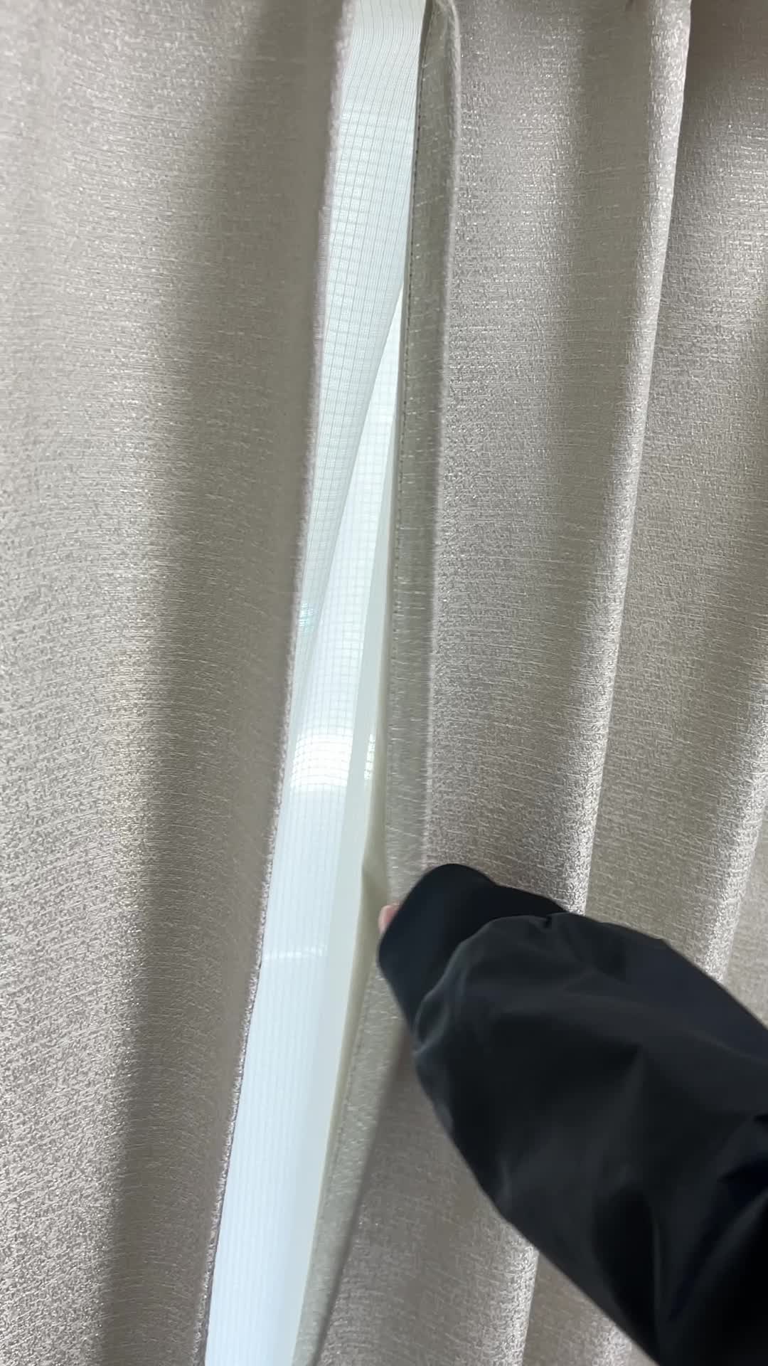カーテンを開ける手