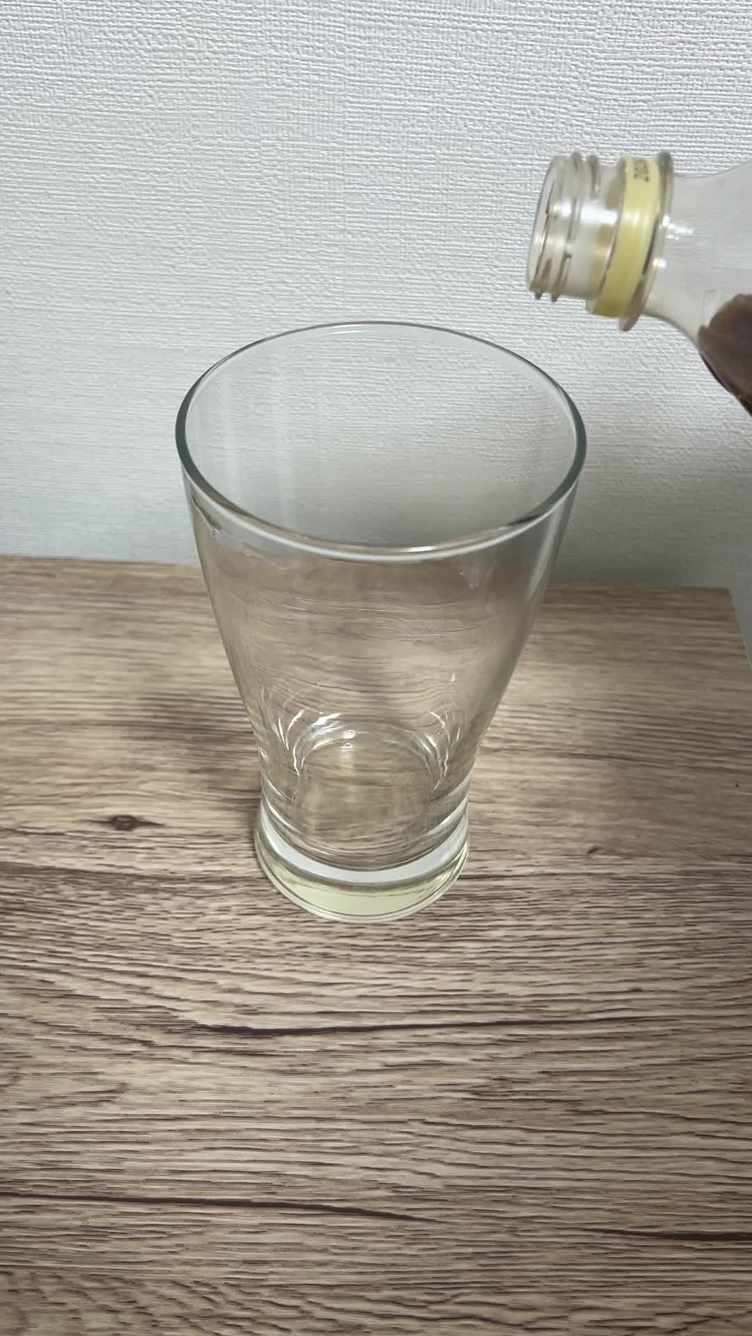 コーヒーを注ぐ手元