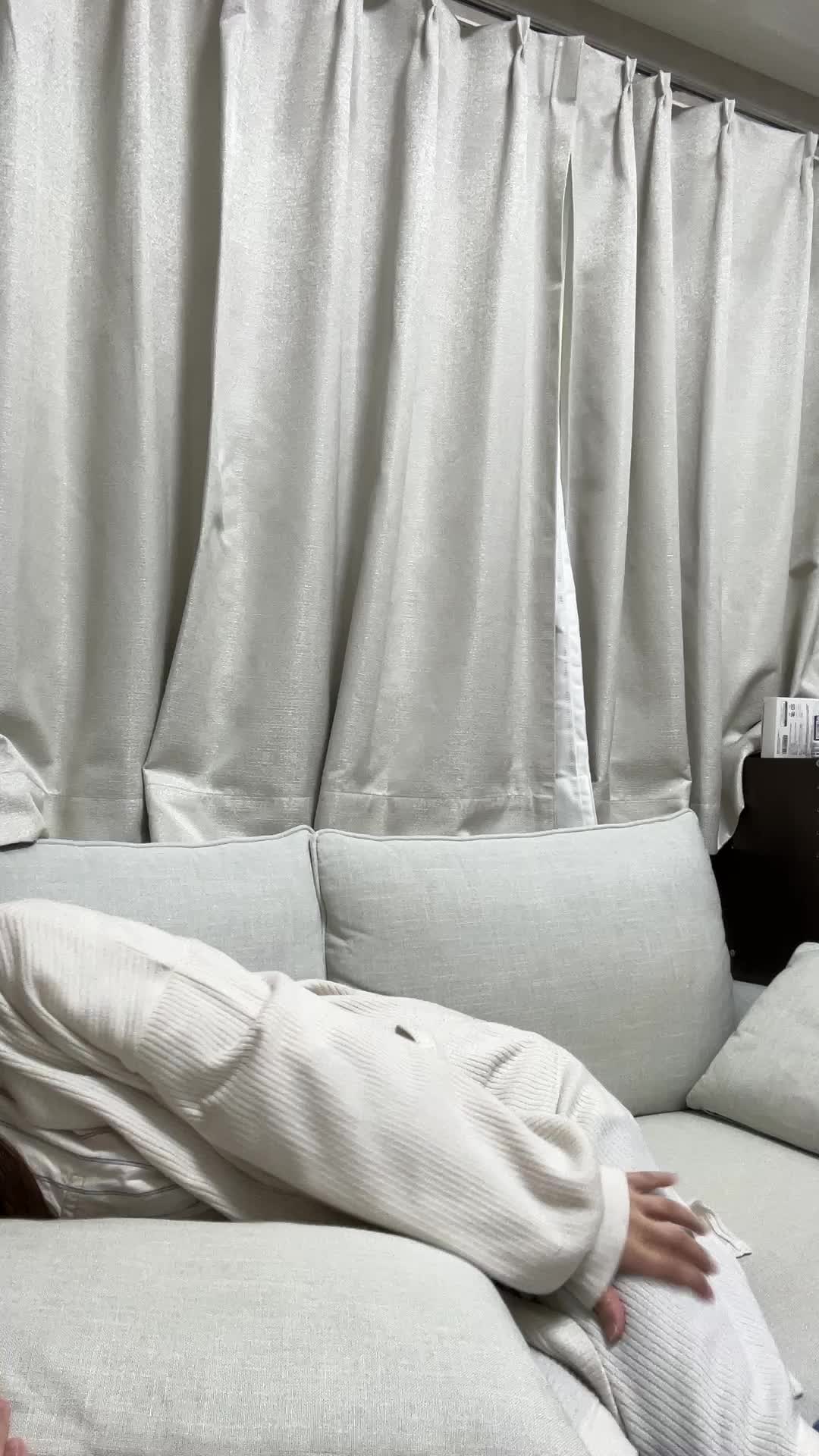 ソファでゴロゴロする後ろ姿