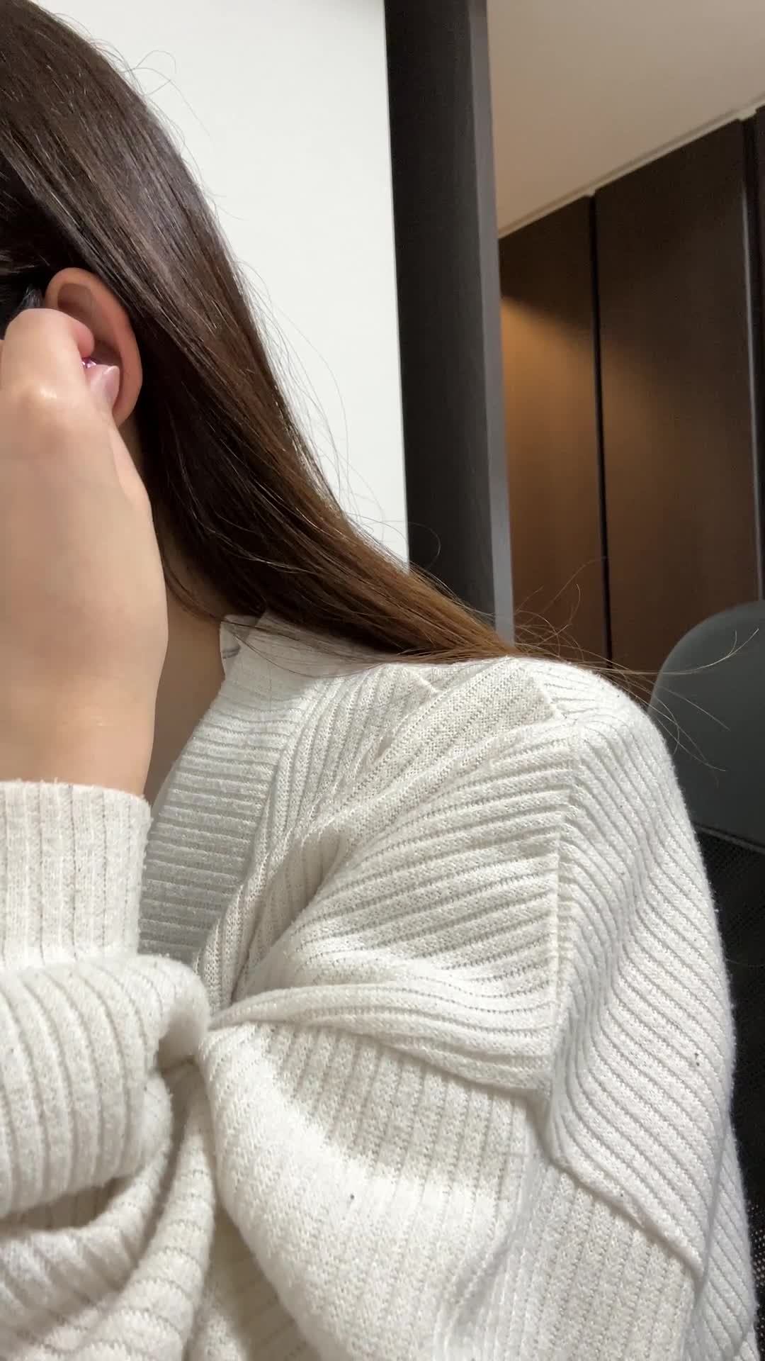 イヤホンで音楽を聴く耳元
