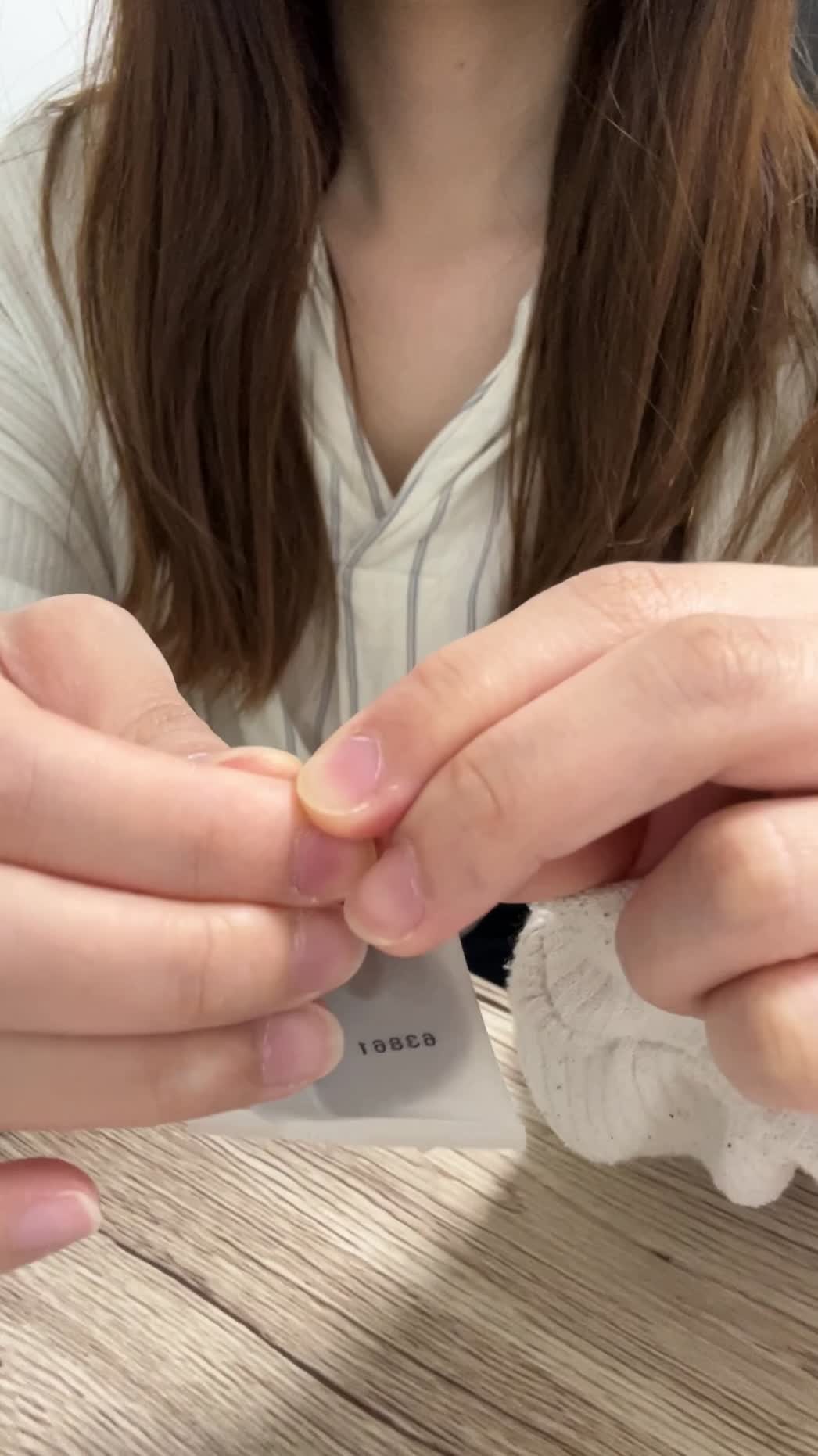 お菓子を開封する手元