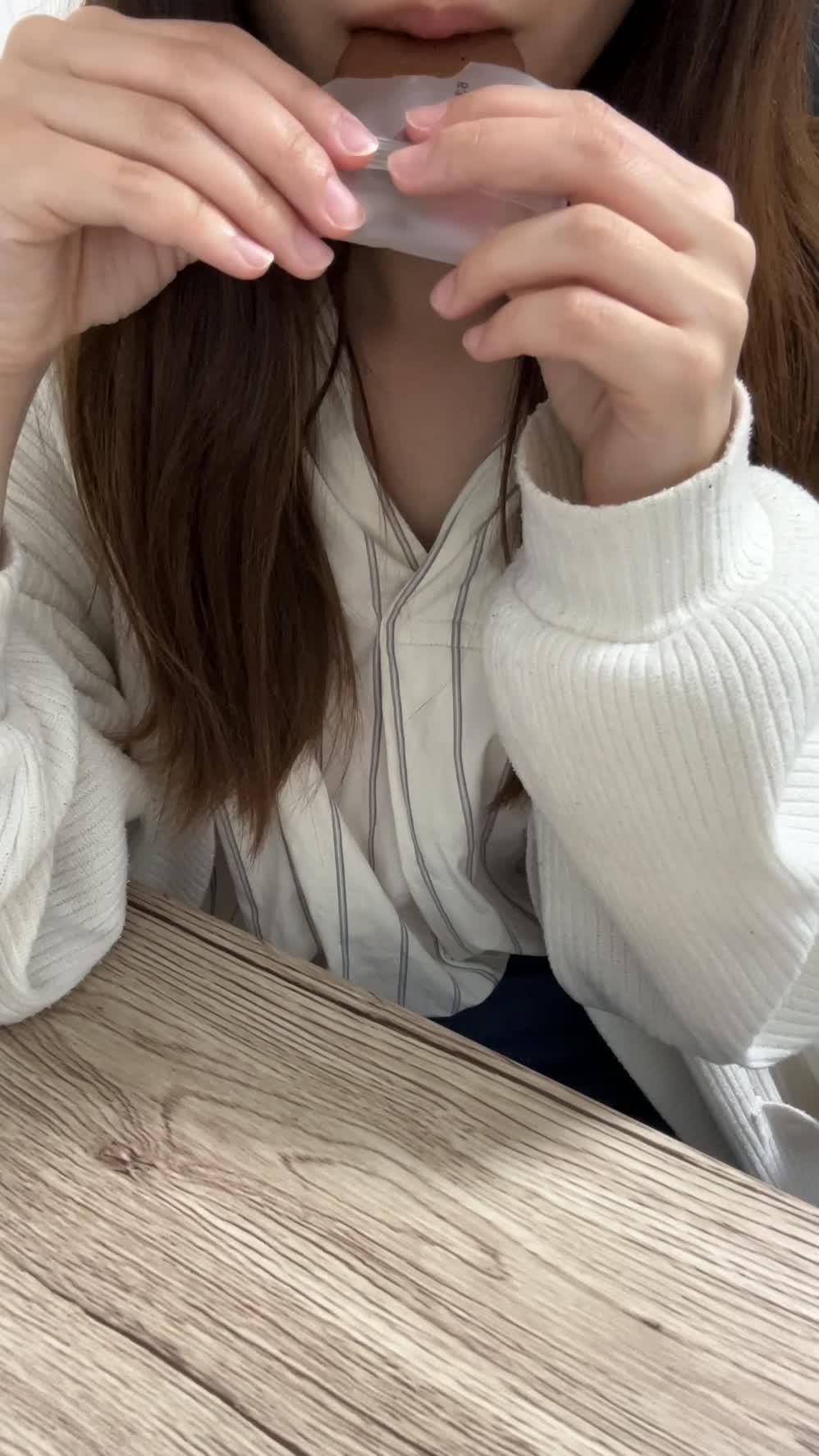 お菓子を食べる手元