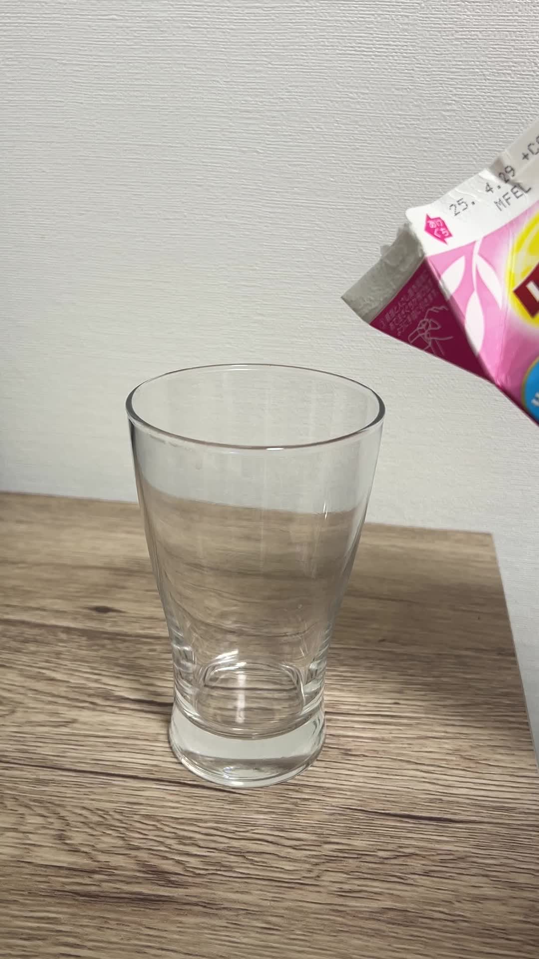 お気に入りの飲み物を注ぐ手元