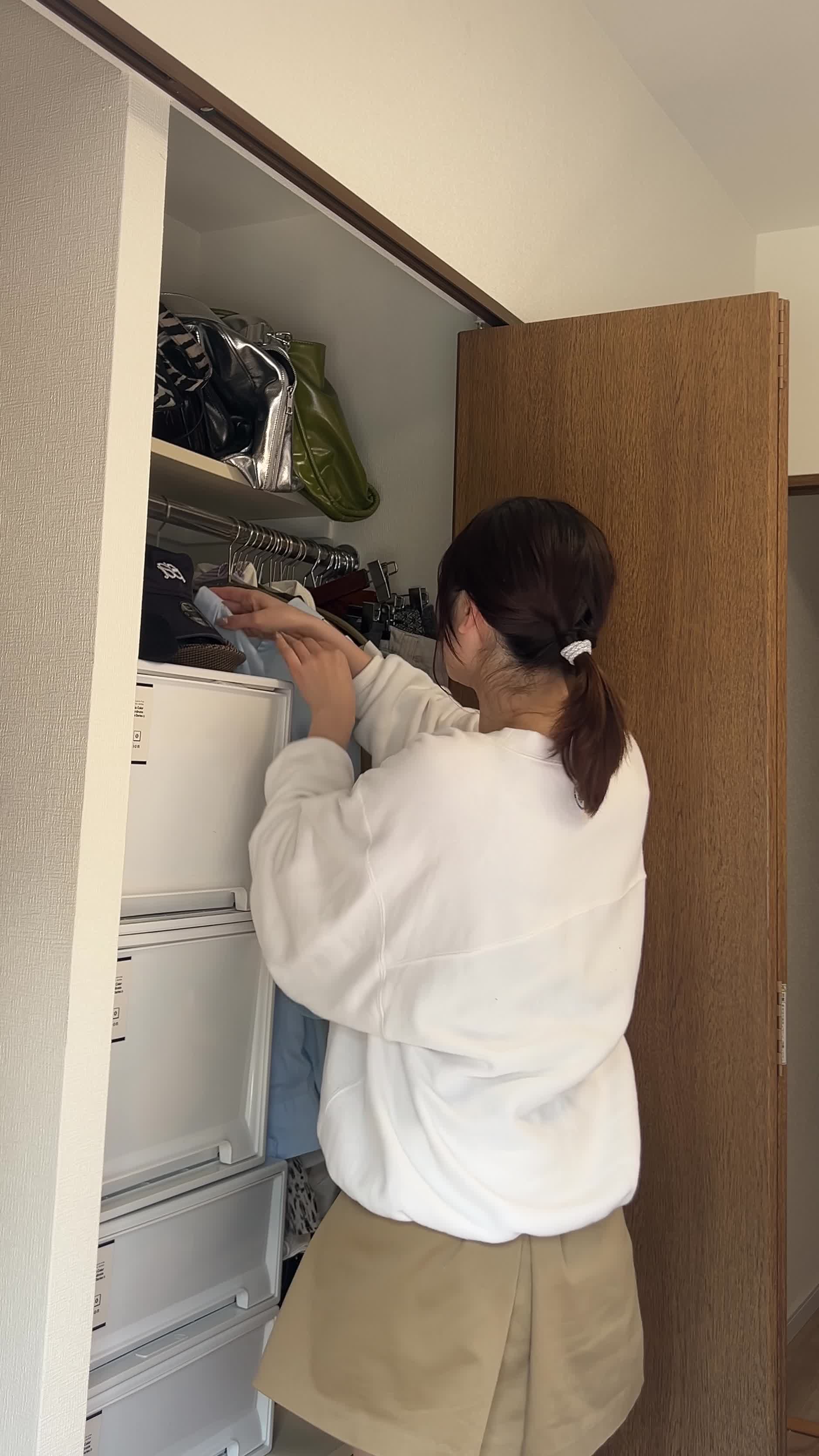 クローゼットから服を出す様子