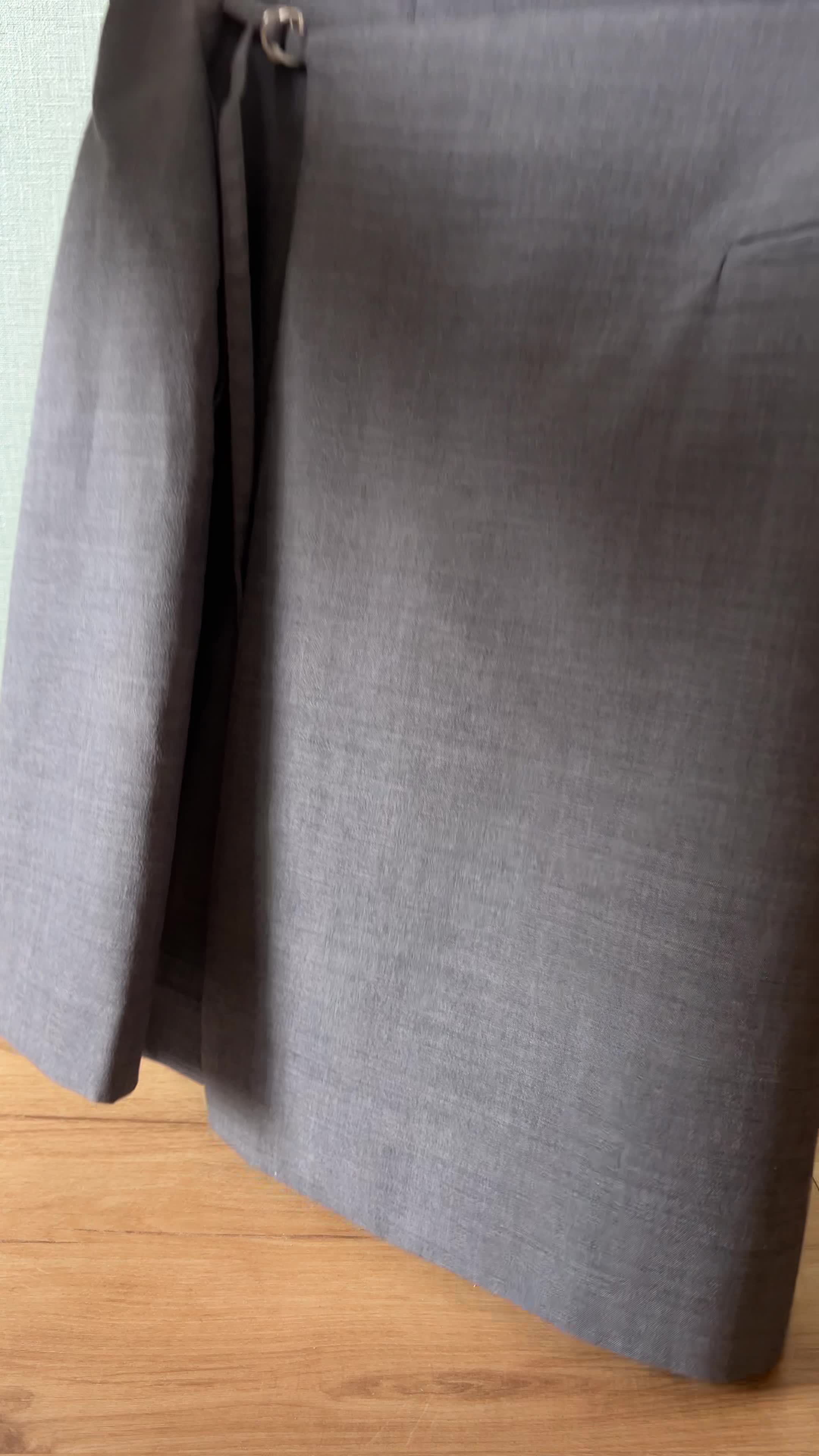 服を畳んで重ねる様子