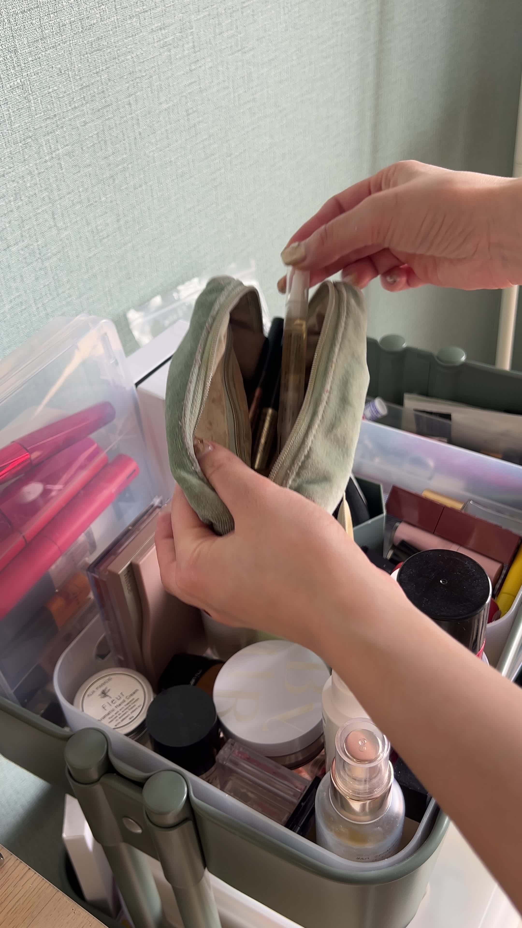旅行用ポーチを整理する手元