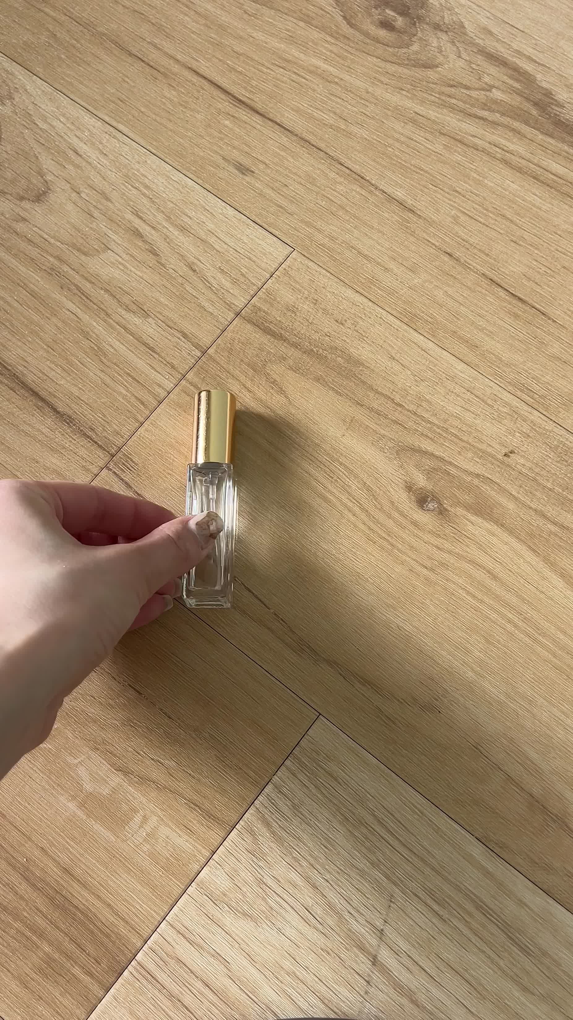 必要な小物を並べる手元