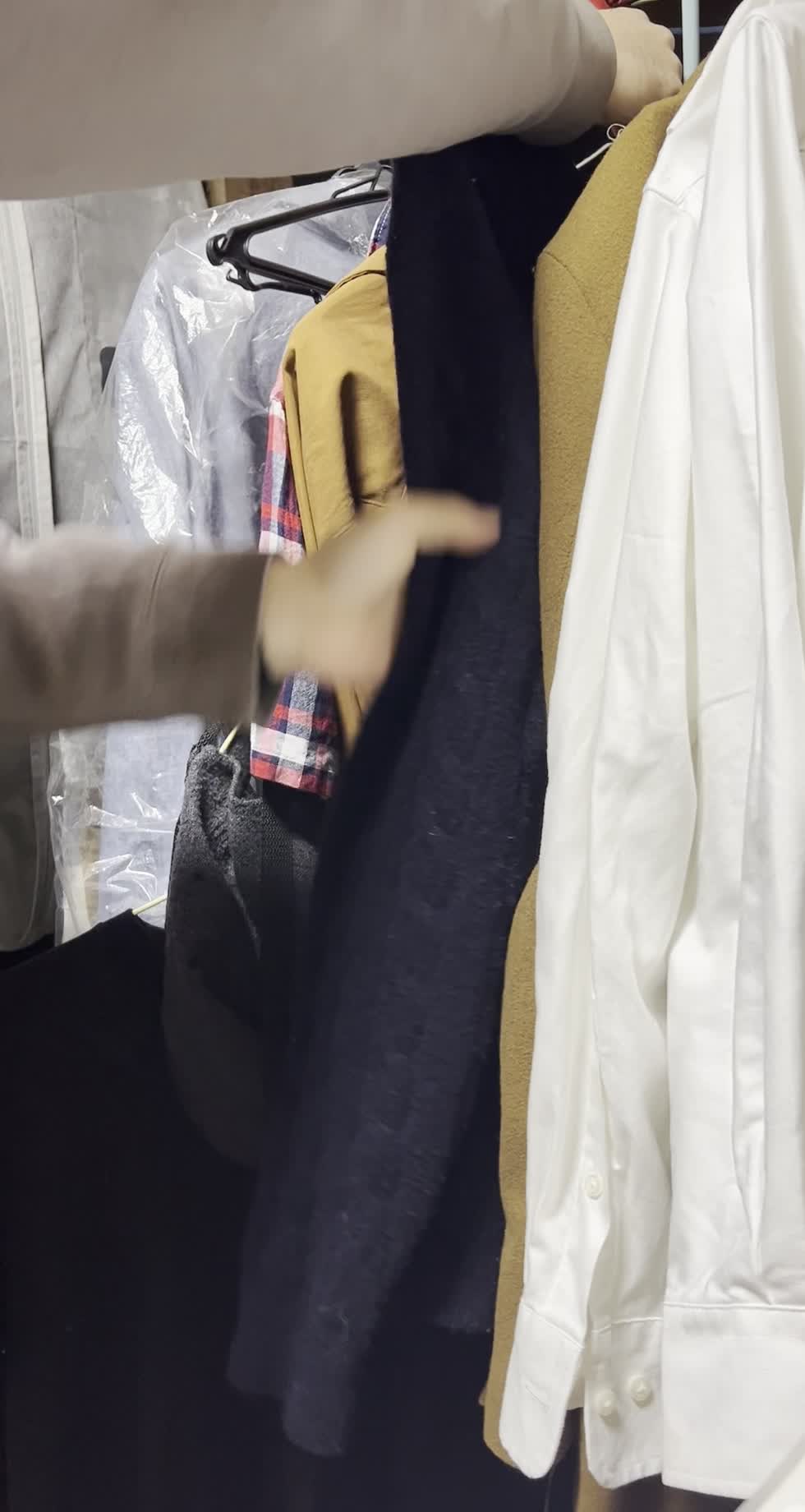 クローゼットから服を出す様子