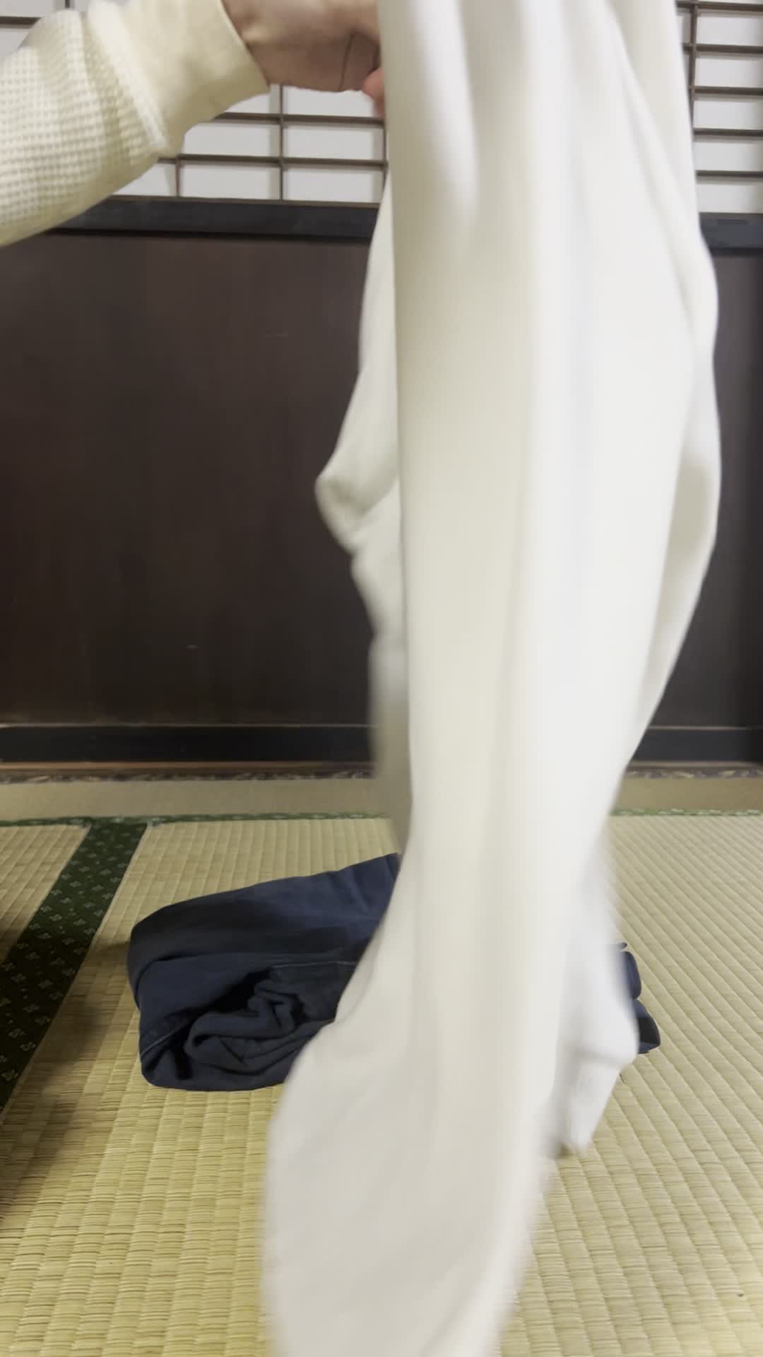 服を畳んで重ねる様子