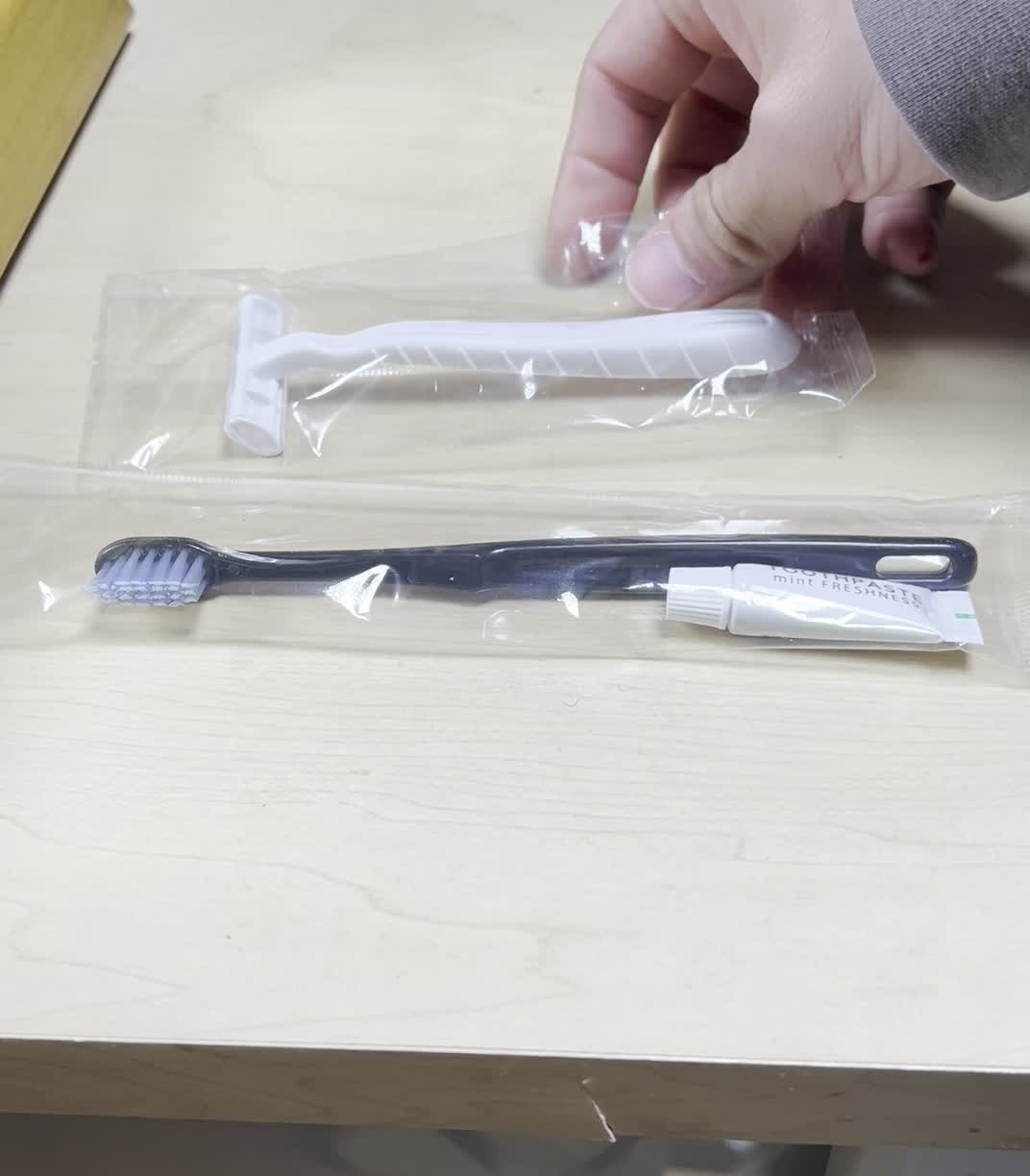 必要な小物を並べる手元