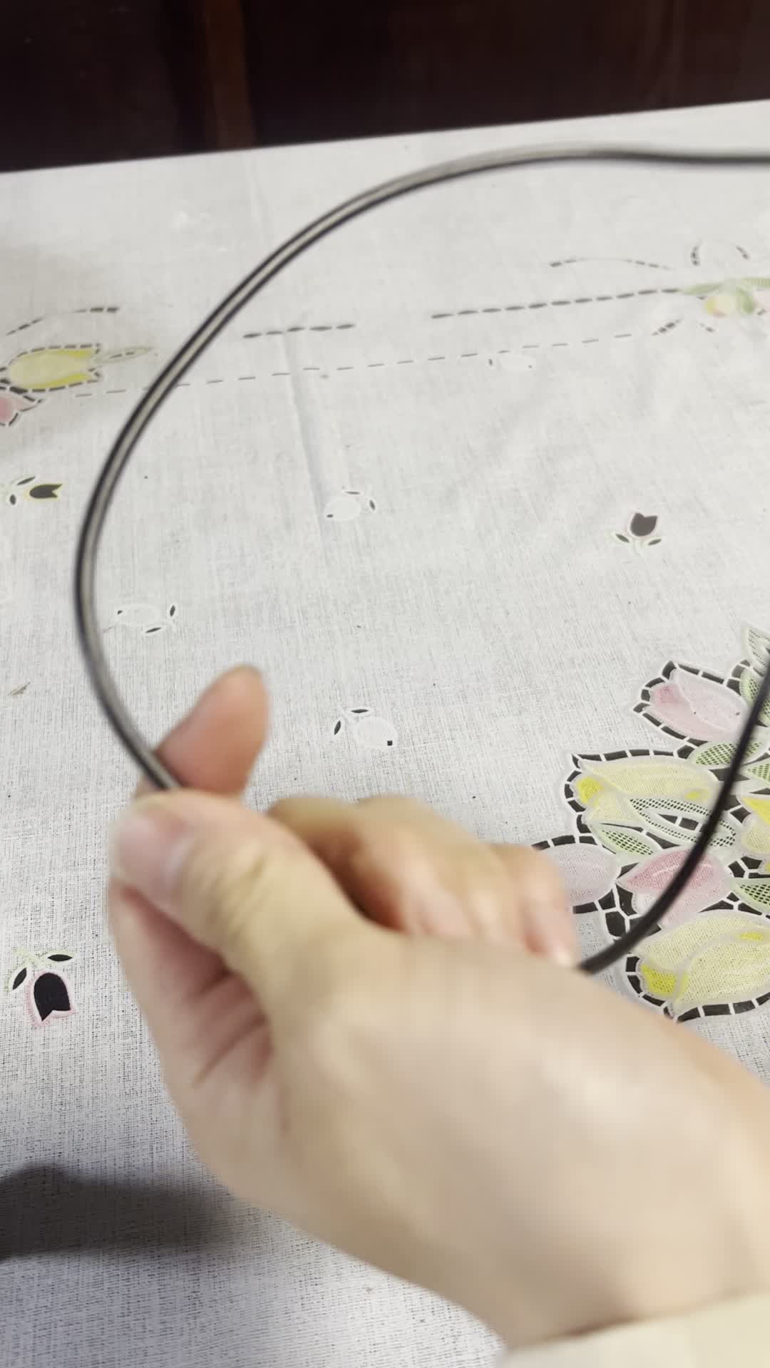 充電器をまとめる手元