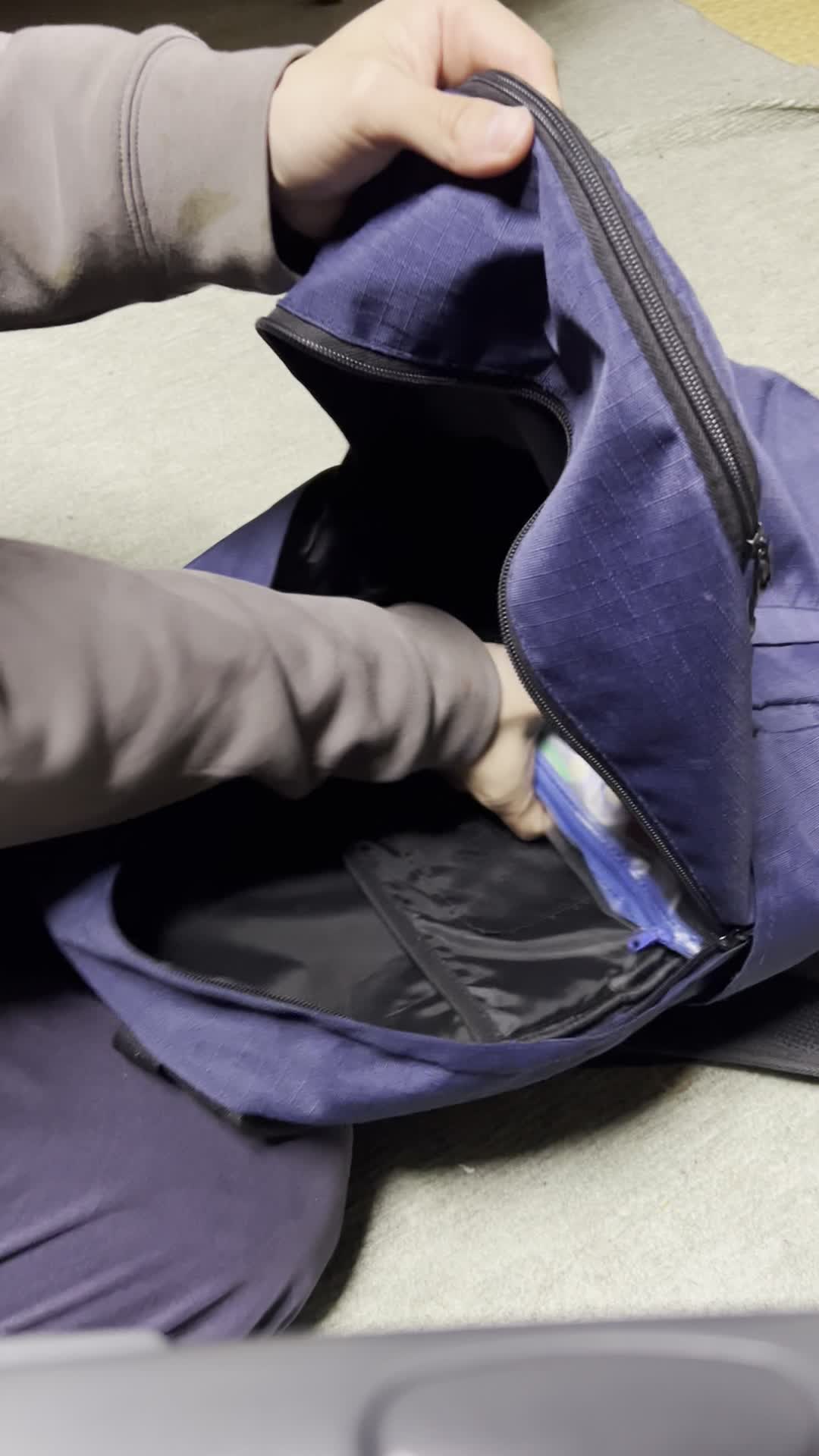荷物をバッグに入れる手元