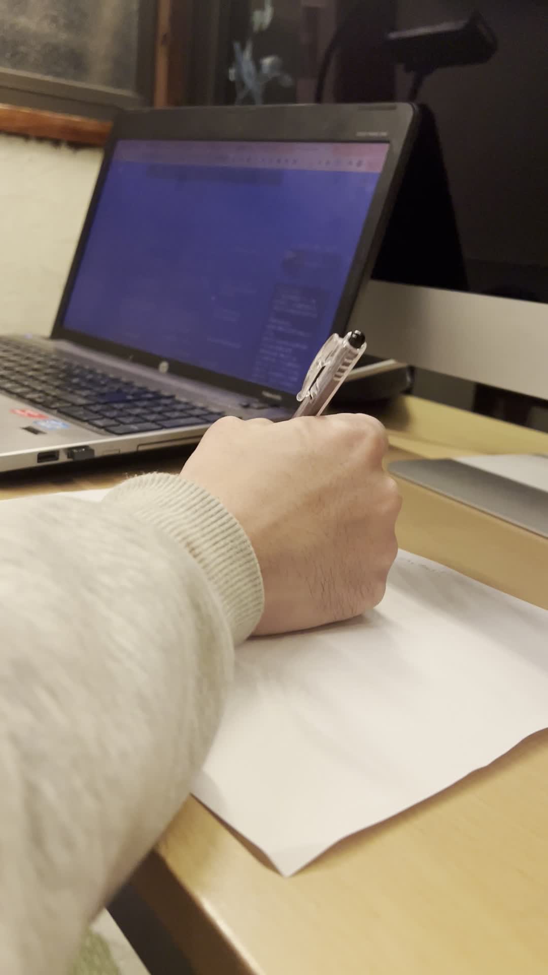 持ち物リストをメモする手元