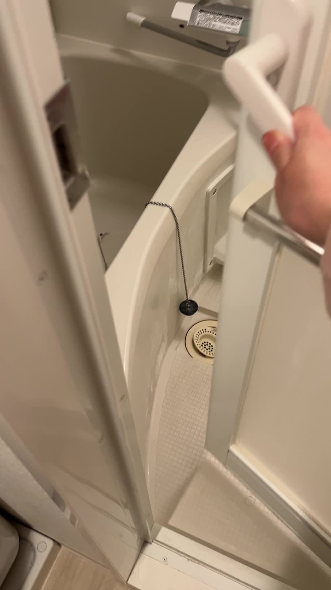 バスルームのドアを開ける手