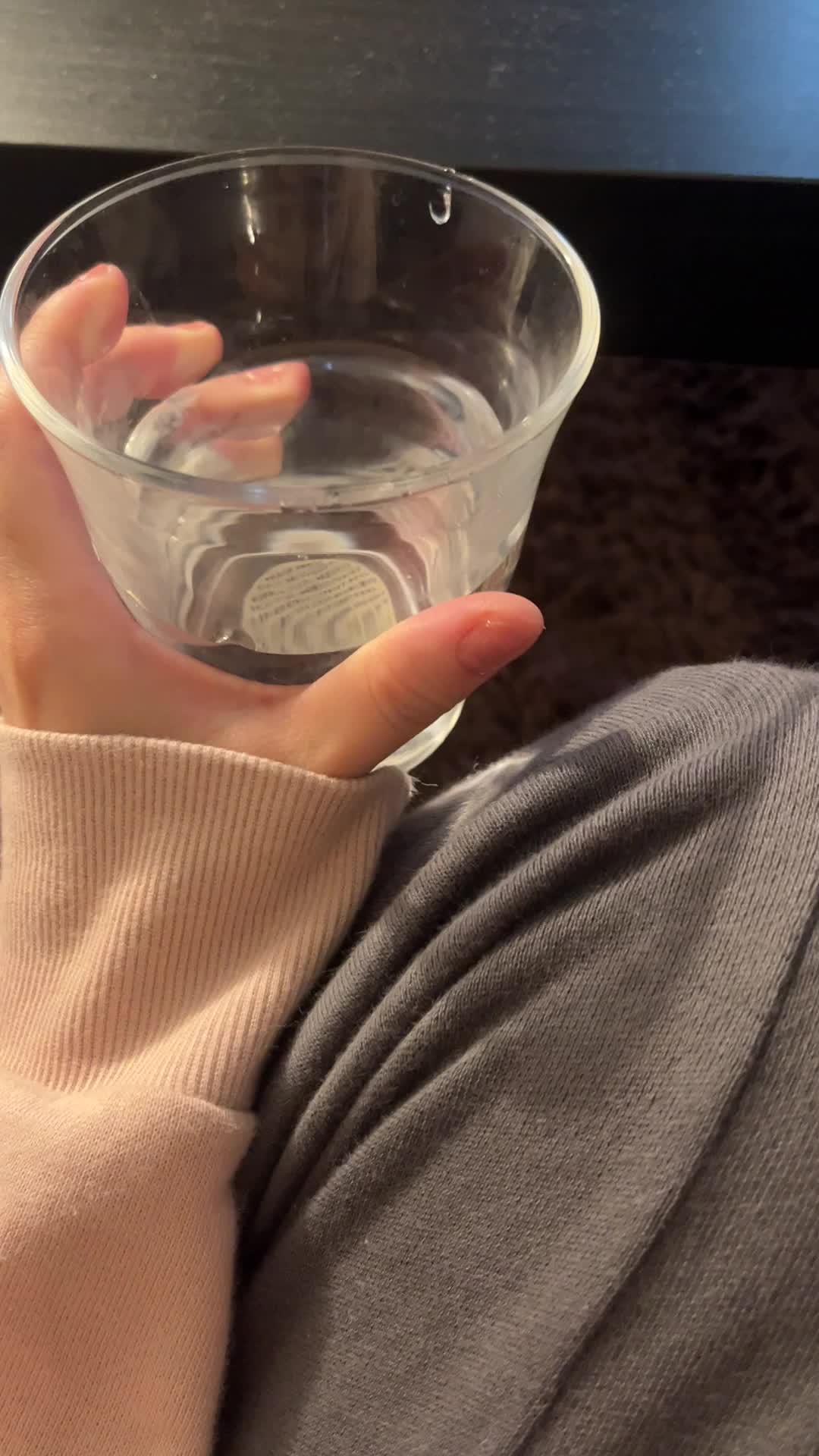 お茶や白湯を飲む手元