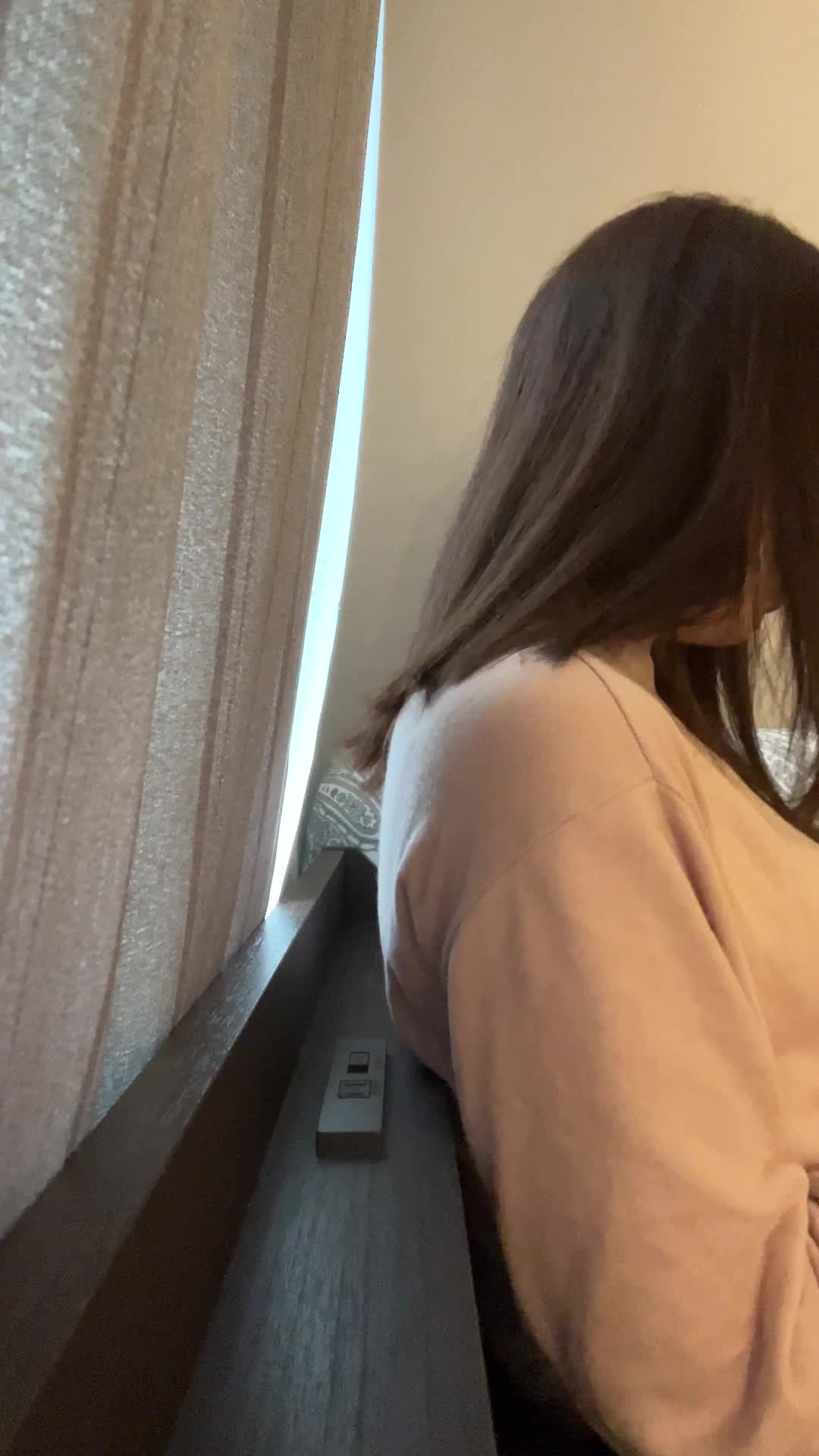 ソファでくつろぐ後ろ姿